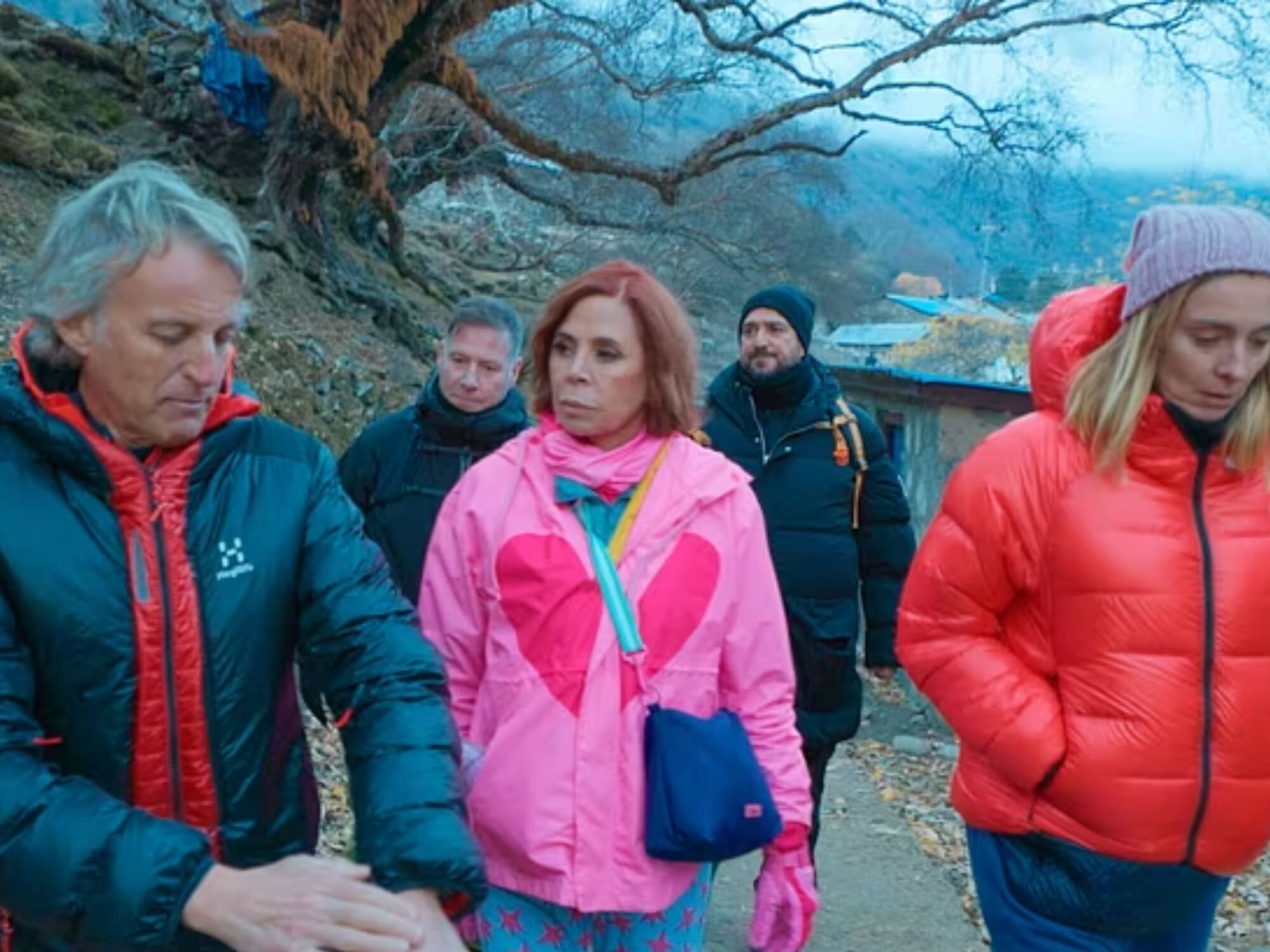 Jesús Calleja junto a algunos invitados de la primera temporada de 'Universo Calleja'