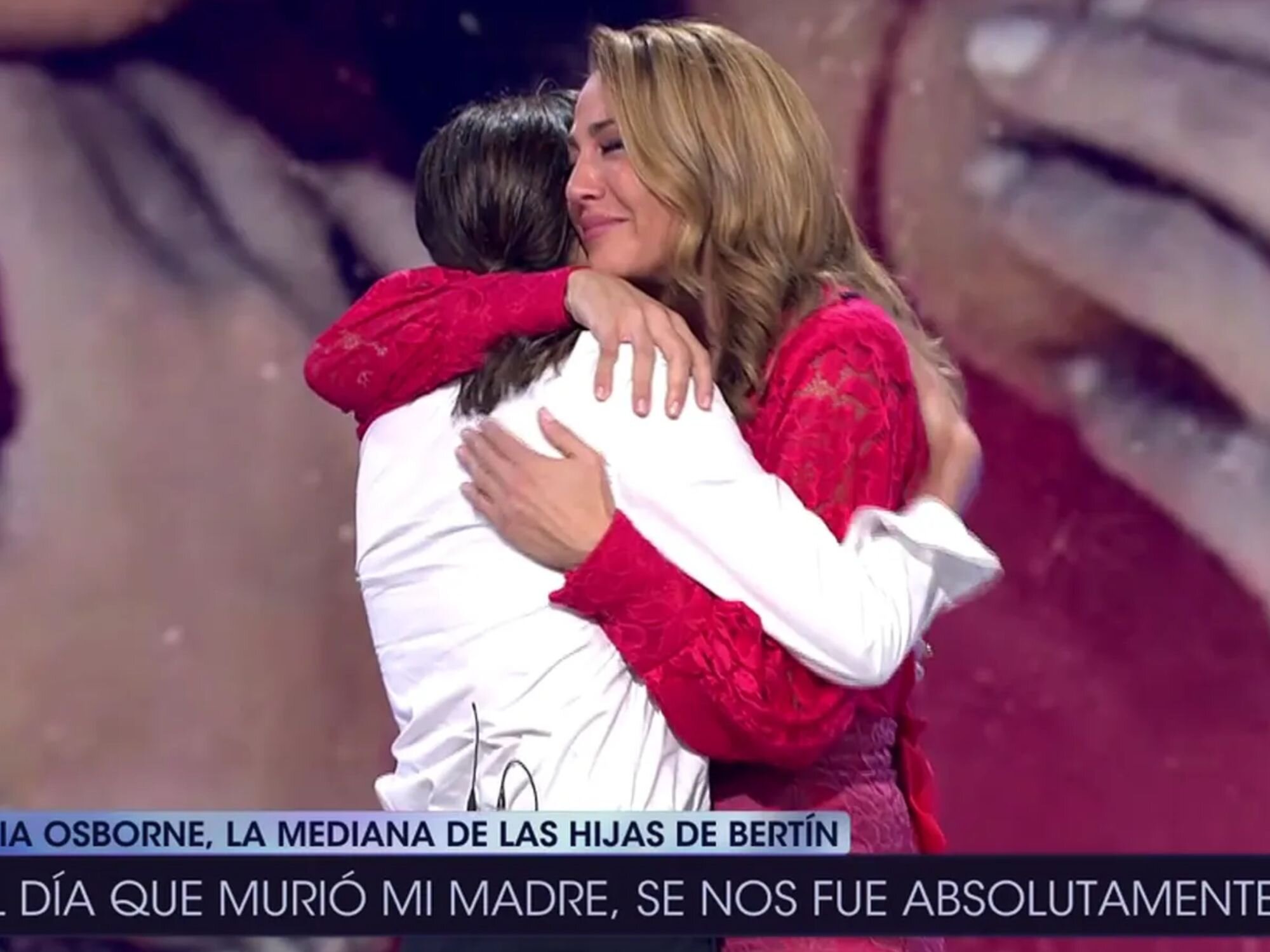 Beatriz Archidona y Eugenia Osborne abrazándose en '¡De viernes!'