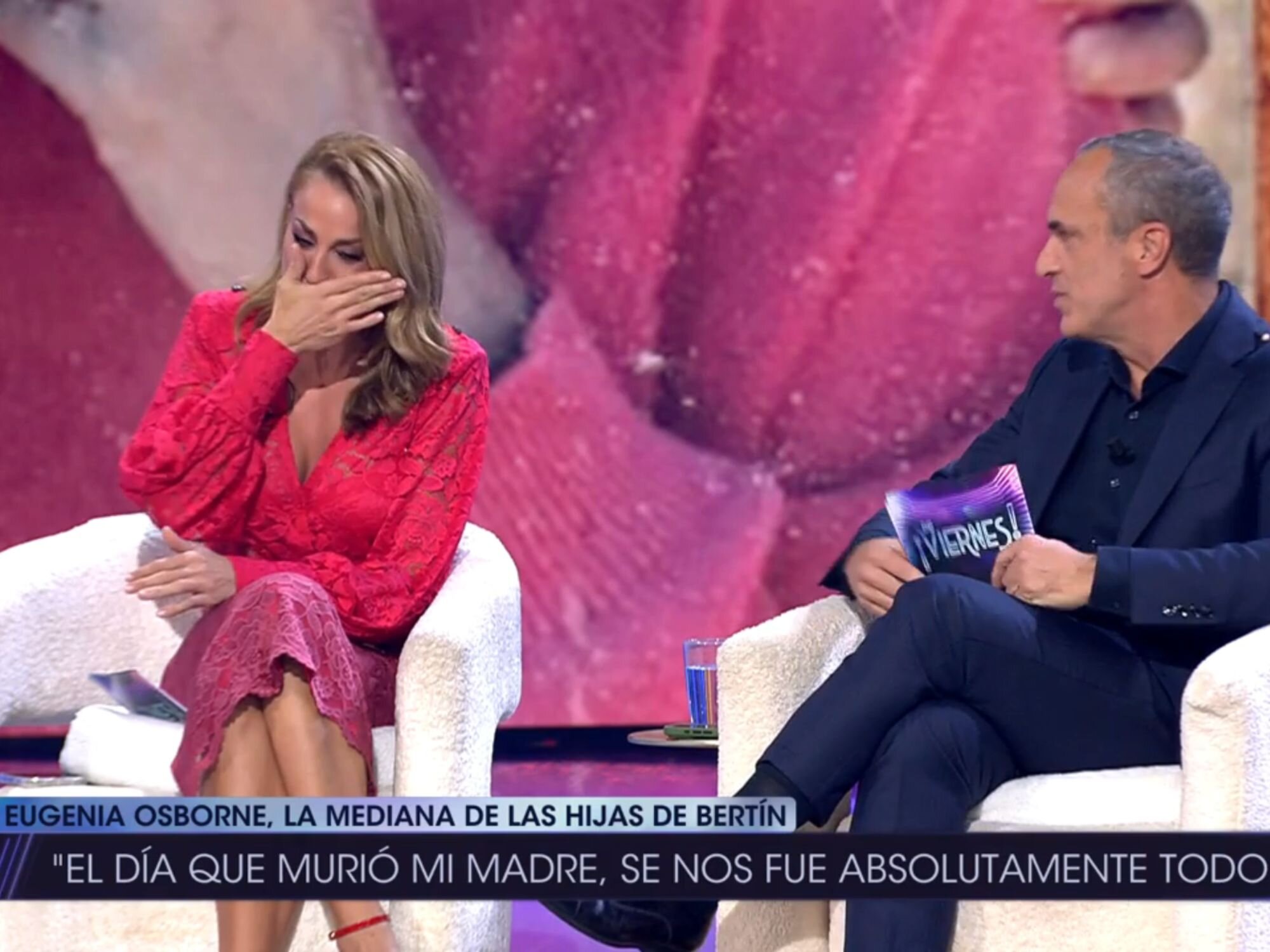 Beatriz Archidona emocionada junto a Santi Acosta en '¡De viernes!'