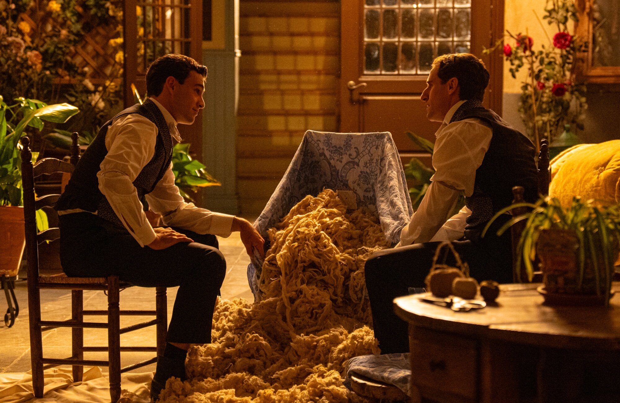 Curro y Lope hablan en 'La promesa'