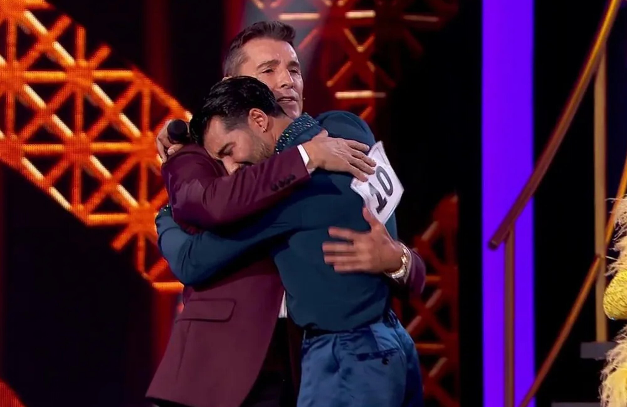Jesús Vázquez abraza a Jorge González en 'Bailando con las estrellas'