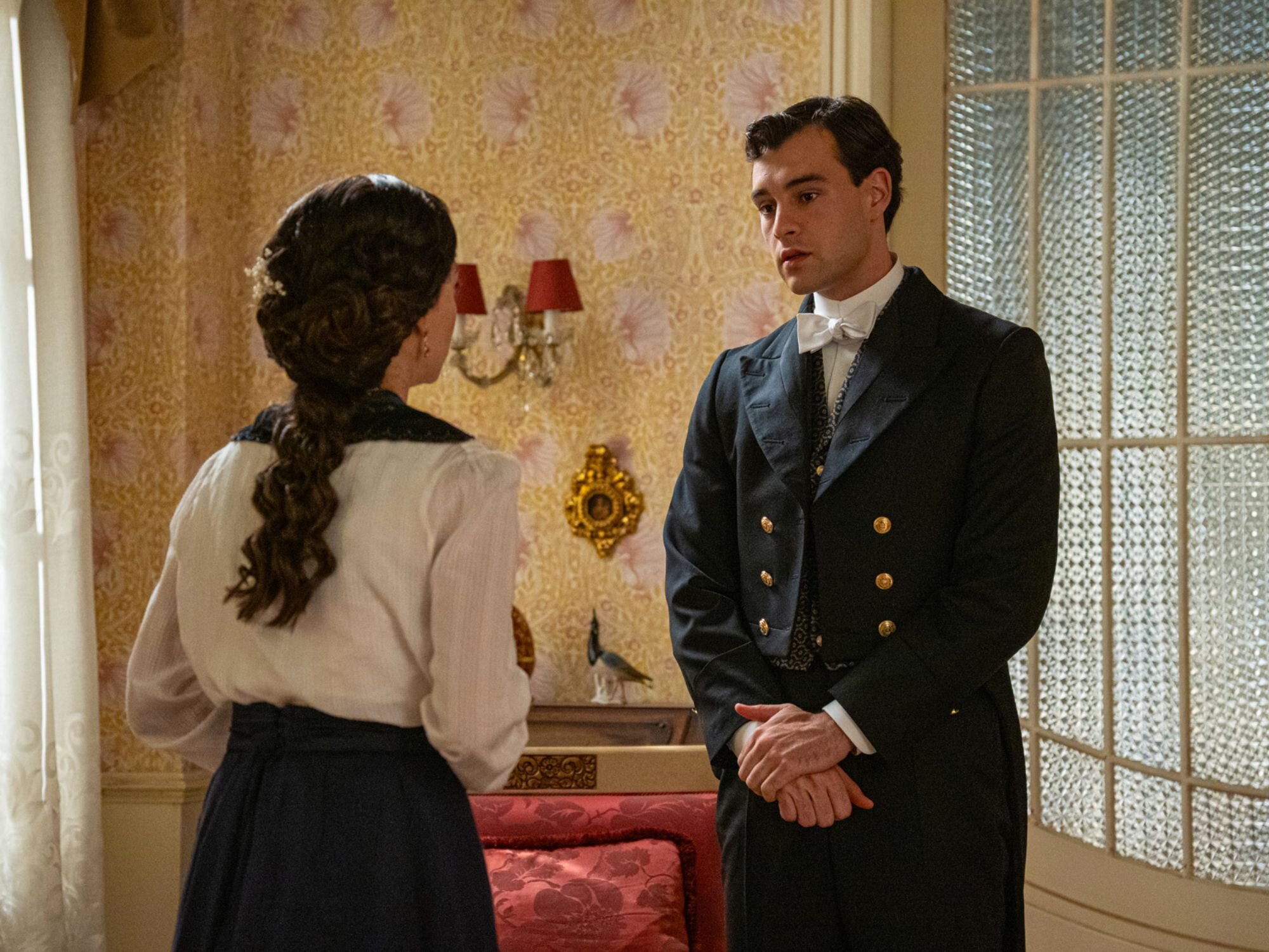 Ángela y Curro conversando en 'La promesa'