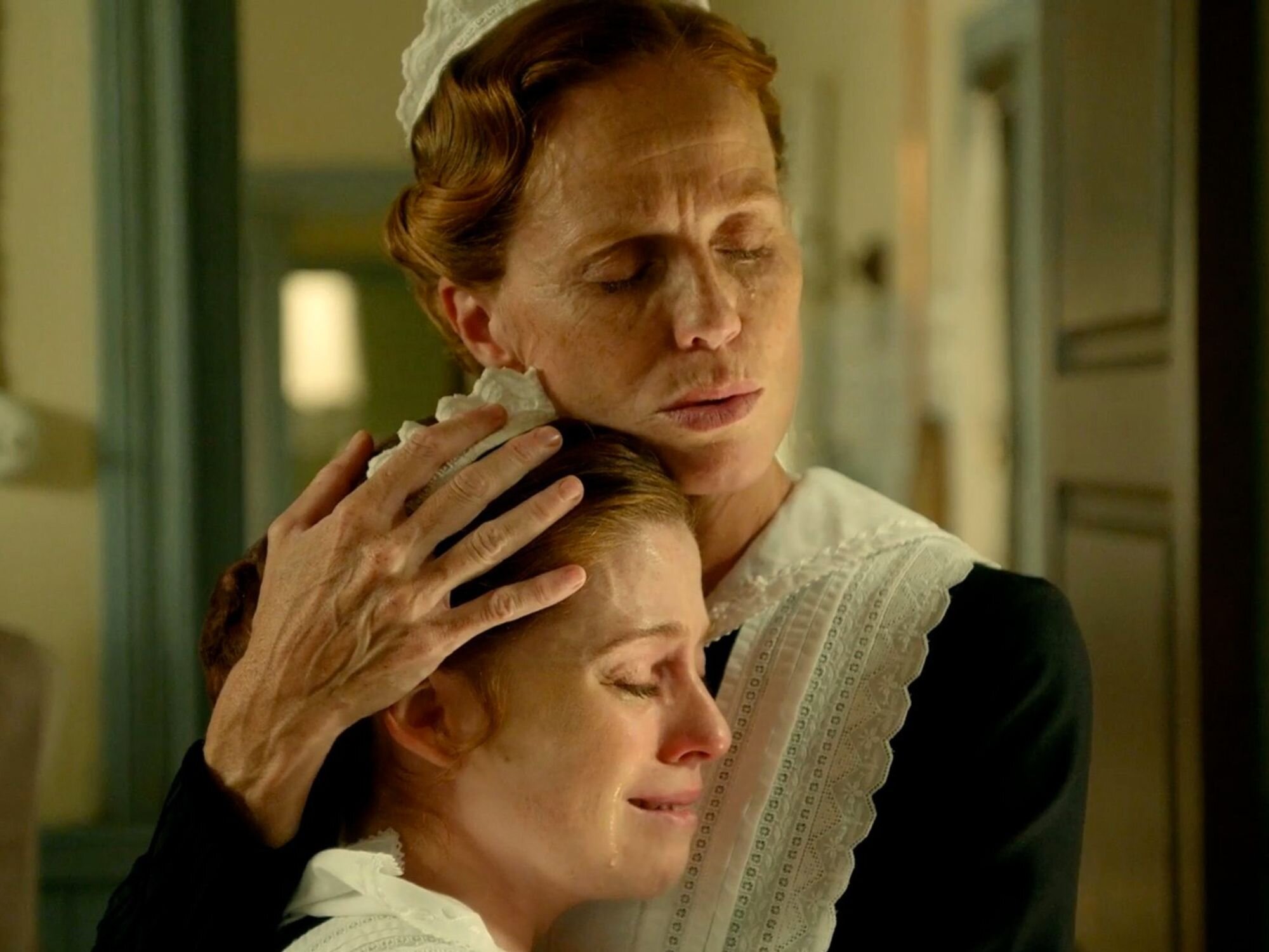 Pía consolando a María Fernández en 'La promesa'