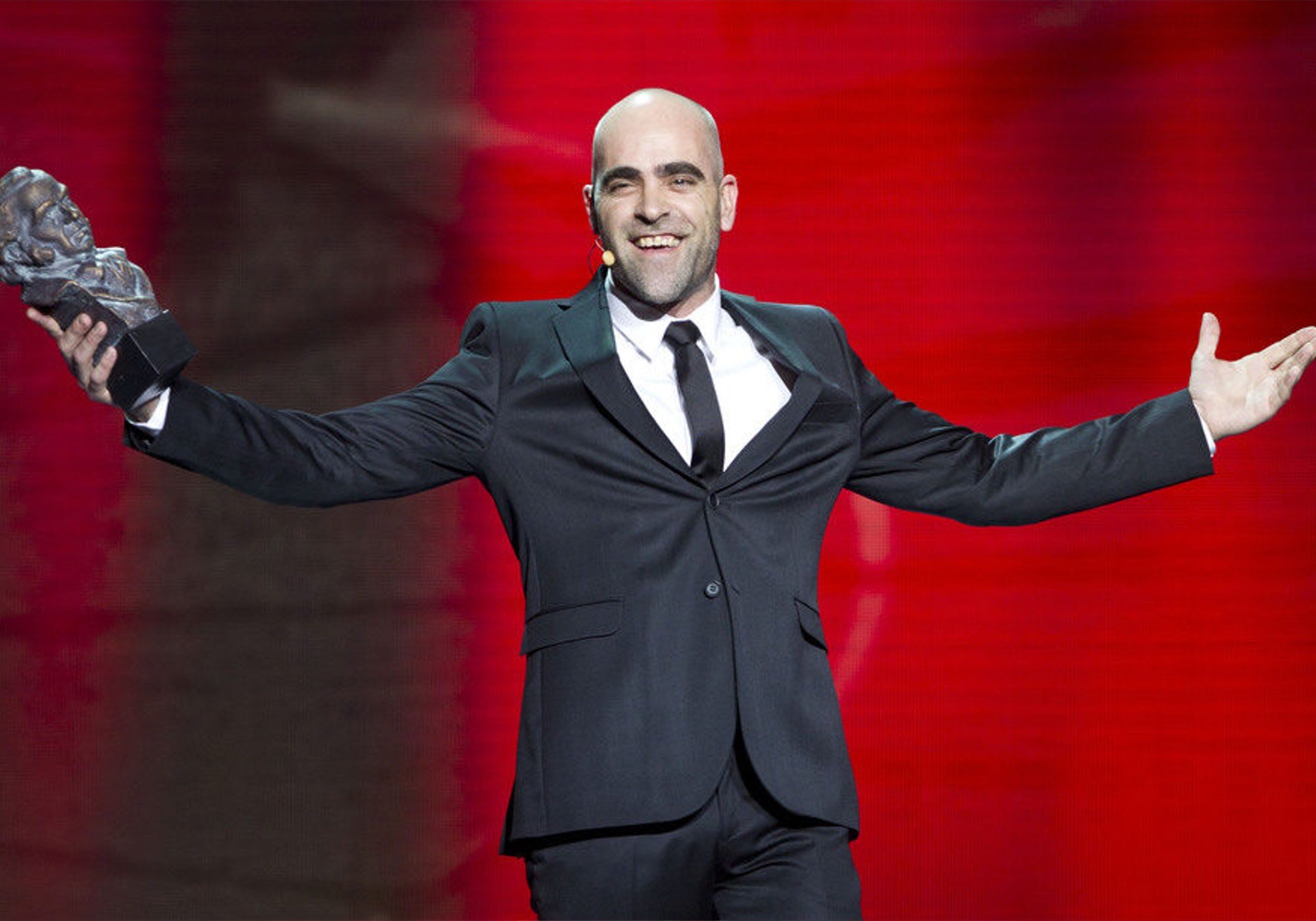 Luis Tosar, con uno de sus Goya en el año 2011