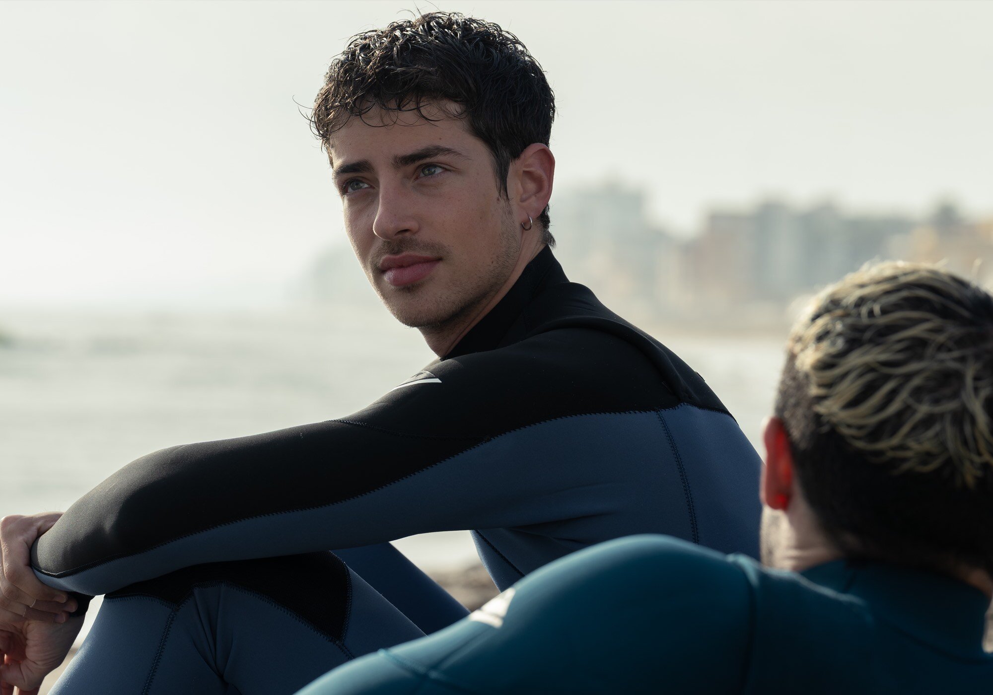 Biel (Manu Ríos), en la playa valenciana en la segunda temporada de 'Respira'