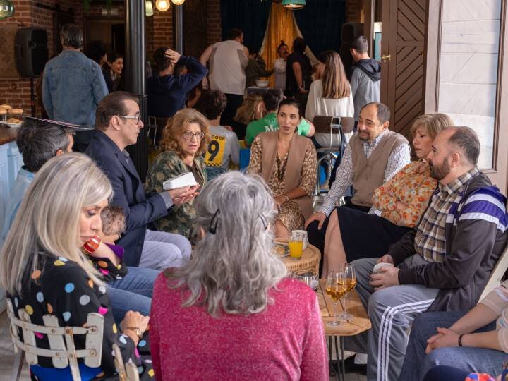 Parte del reparto de 'La que se avecina' en una junta de vecinos de la temporada 14