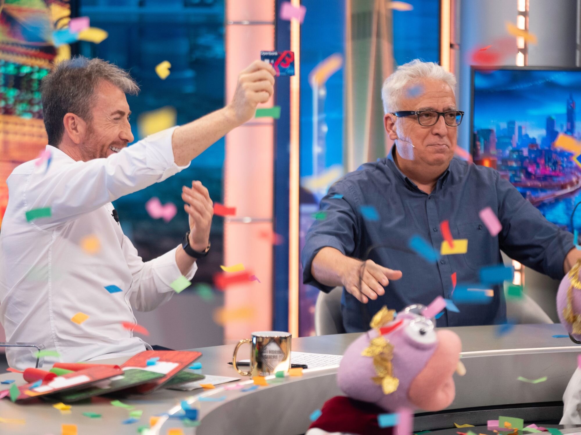 Pablo Motos y Leo Harlem celebrando en 'El hormiguero'