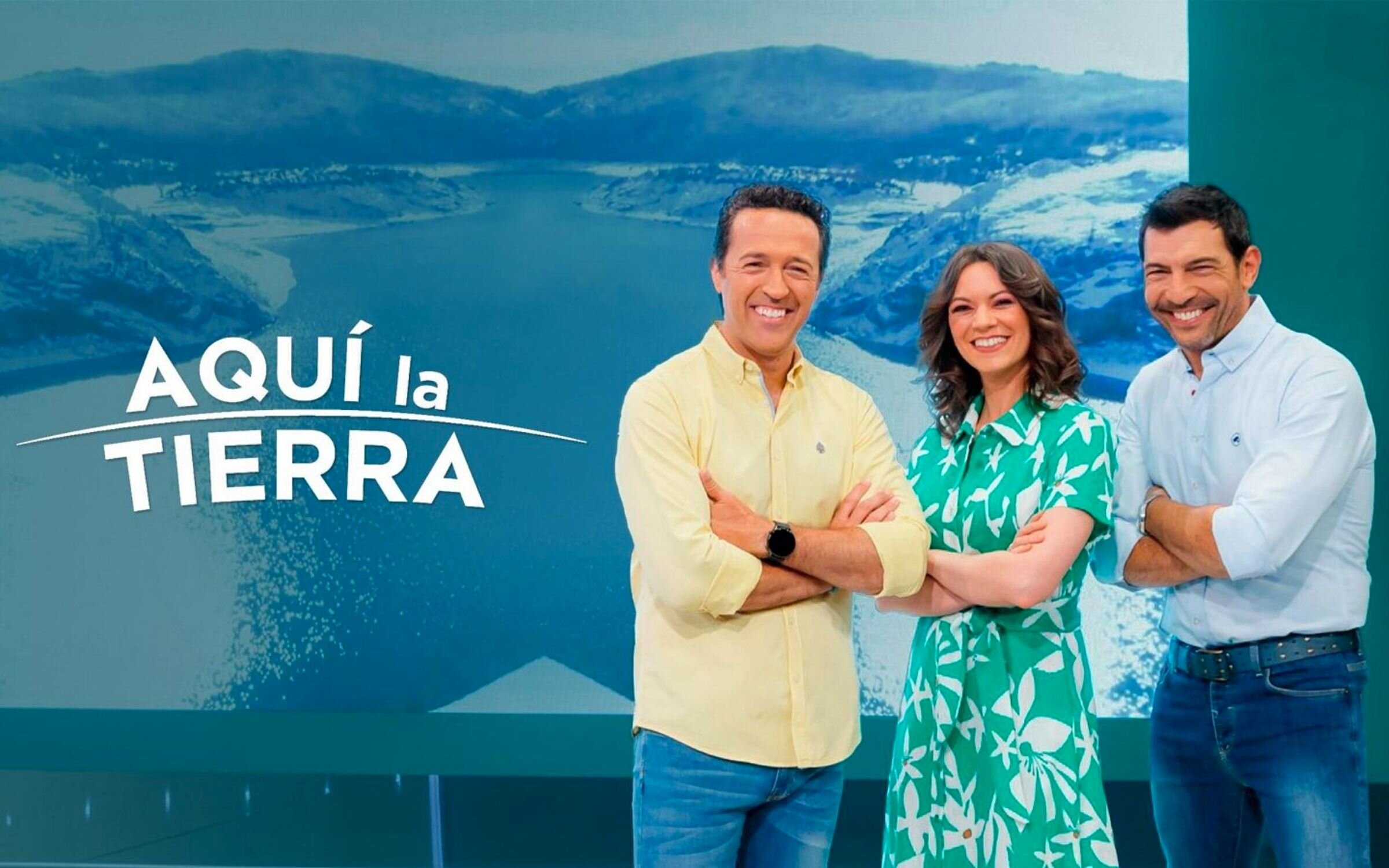 Jacob Petrus, Isabel Moreno e Quico Taronjí con el antiguo logo de 'Aquí la tierra'