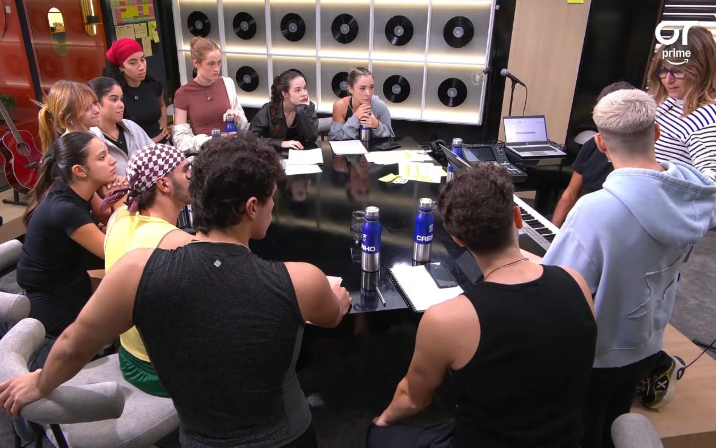 Los concursantes y Manu Guix en la charla de Noemí Galera en la sala del piano de 'OT 2025'