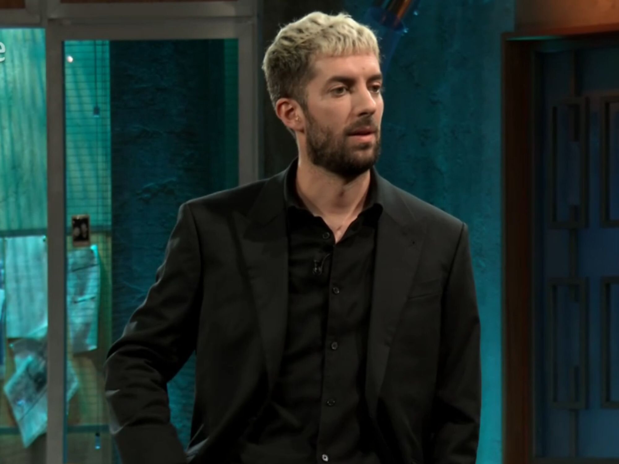 David Broncano felicitando a la competencia desde 'La revuelta'