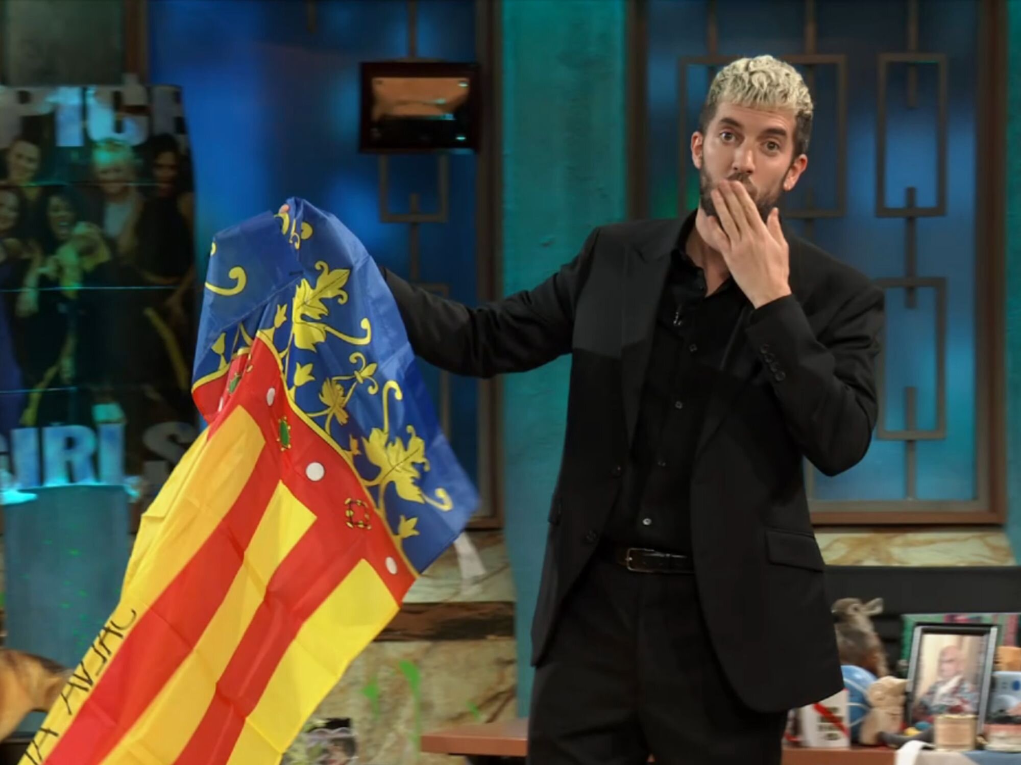 David Broncano mandando un mensaje de apoyo en el aniversario de la dana desde 'La revuelta'