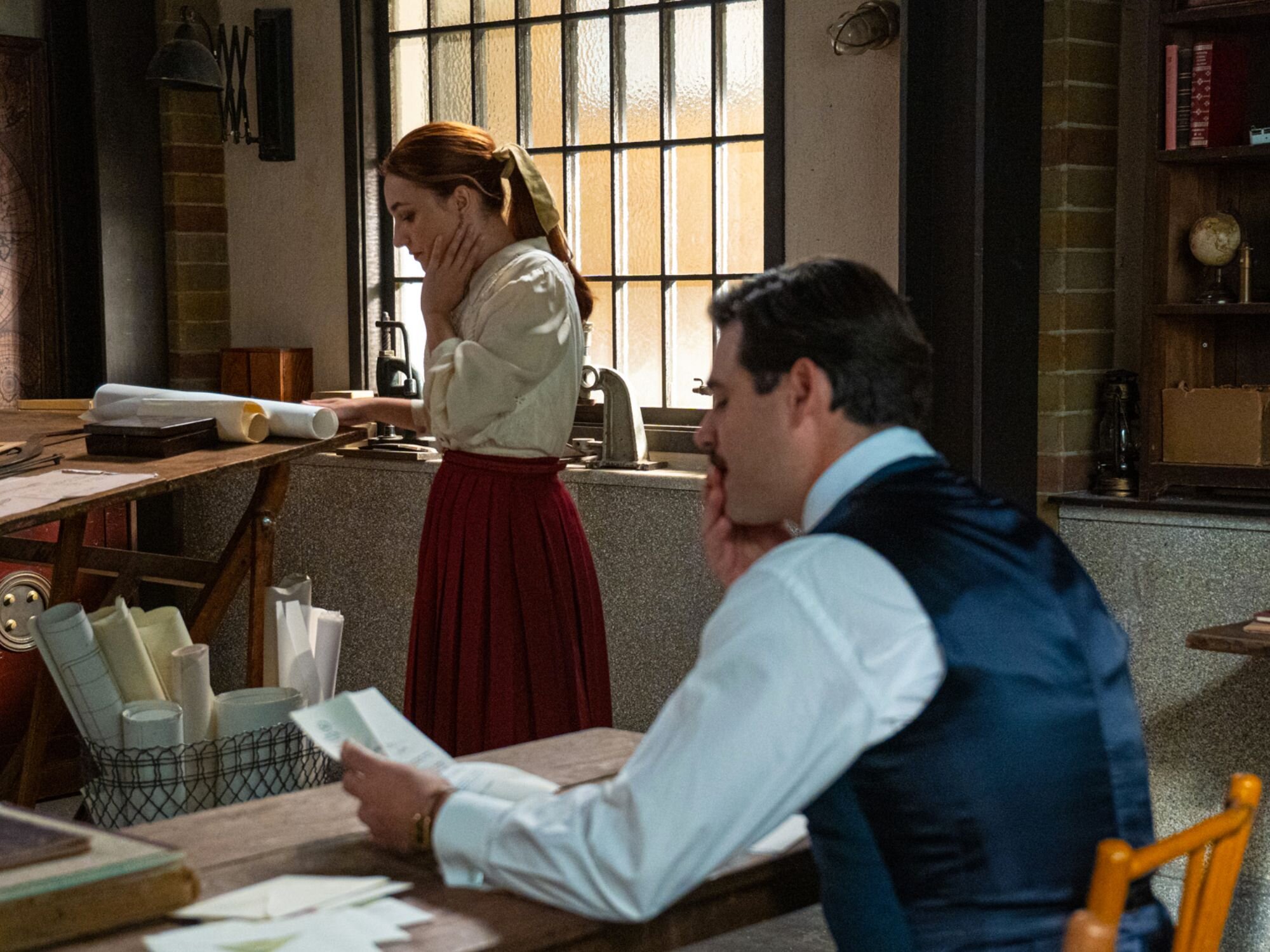 Enora y Manuel en el hangar de 'La promesa'