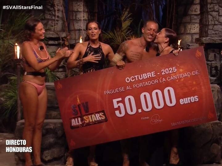 Torres, junto a su novia, recibe el cheque como ganador de 'Supervivientes All Stars 2025'