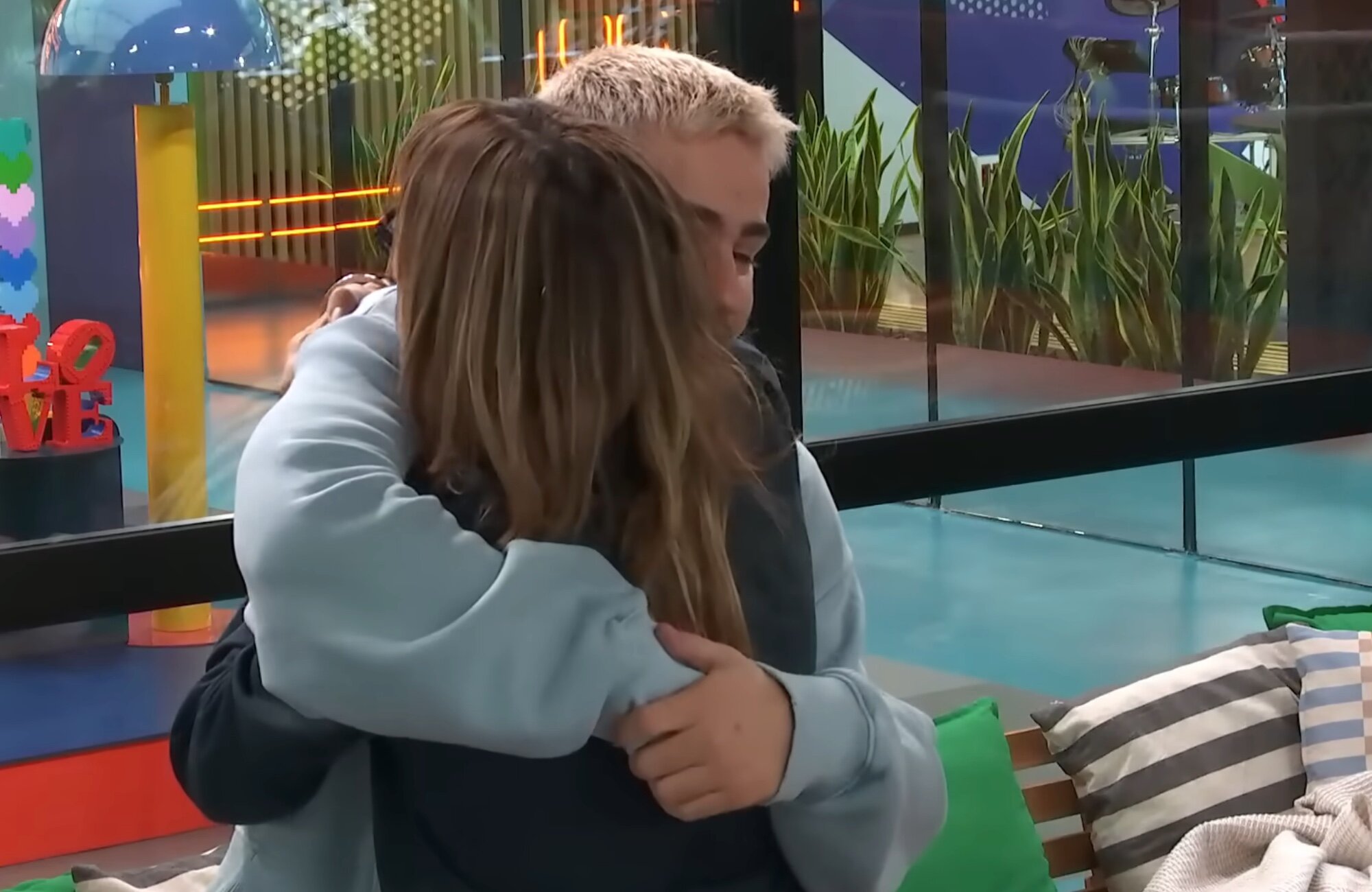 Noemí Galera abraza a Guille Toledano en 'OT 2025'