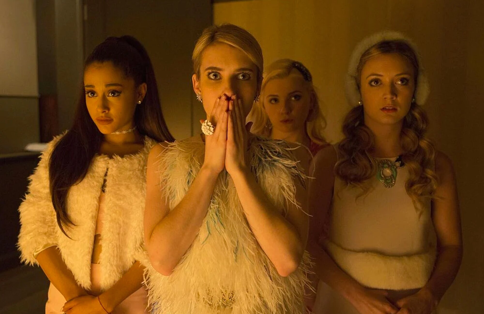Ariana Grande junto a Emma Roberts y Billie Lourd en 'Scream Queens'