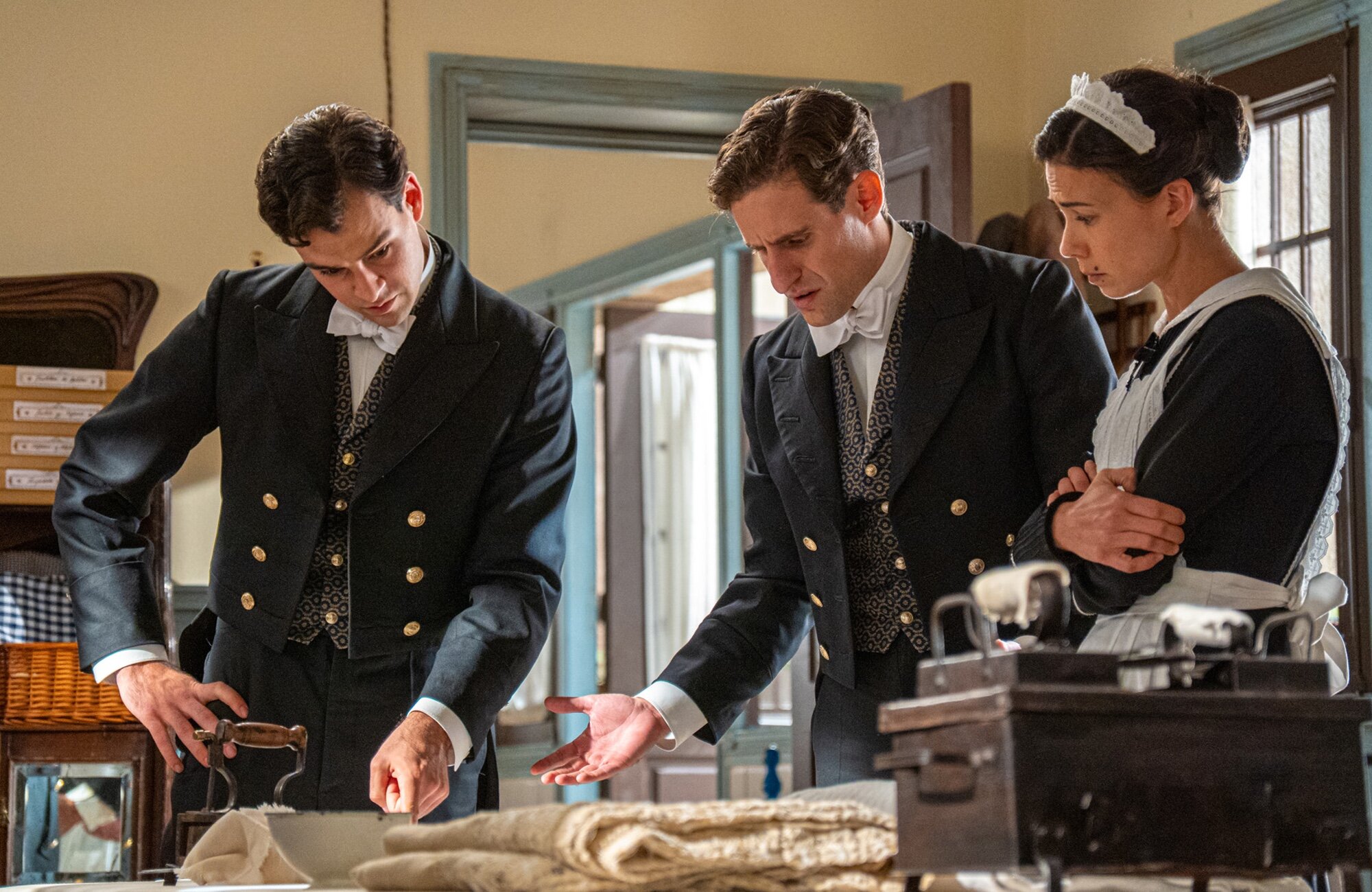 Curro y Lope analizan las recetas del periódico en 'La promesa'