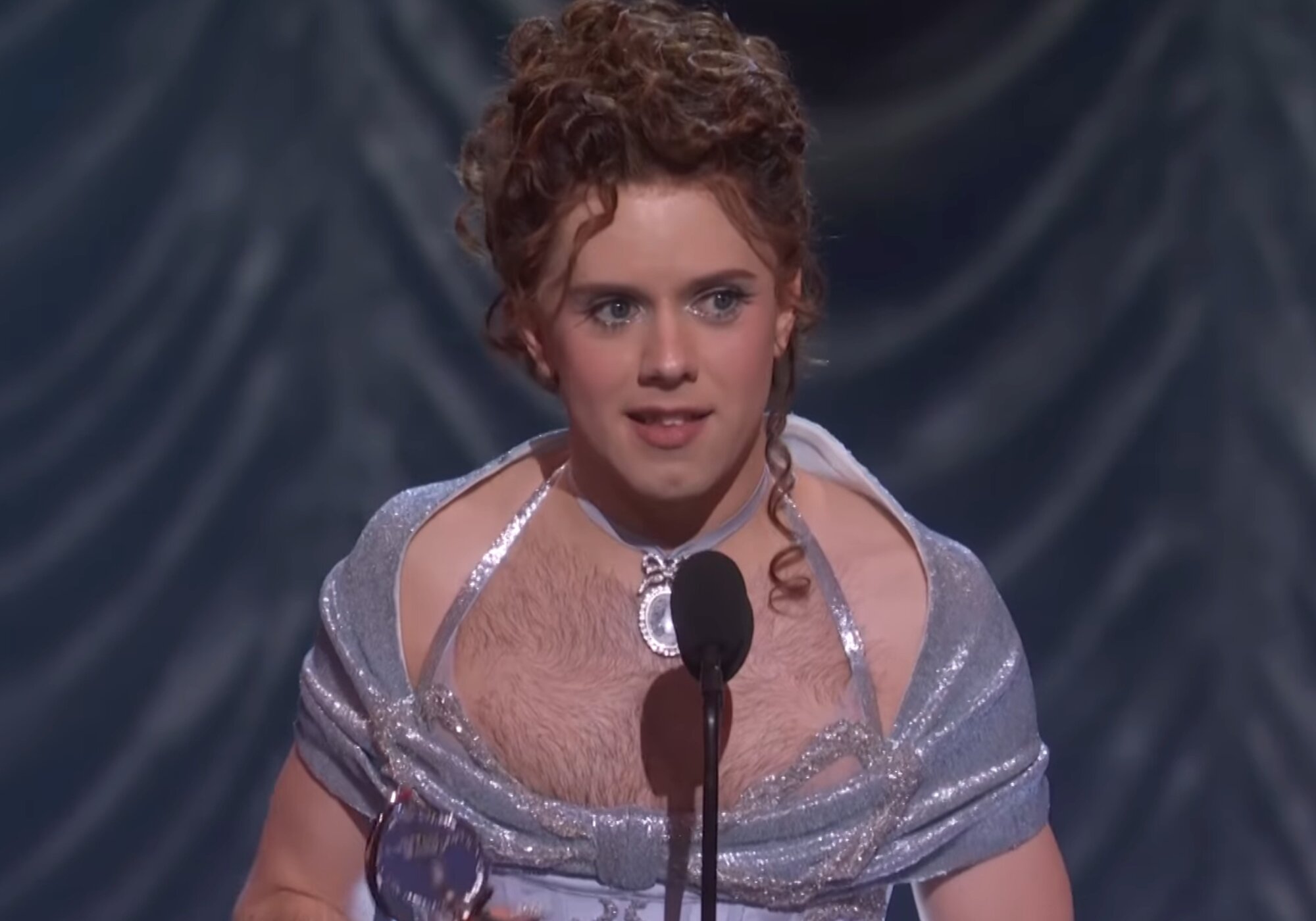 Cole Escola en su discurso de aceptación durante los Tony 2025