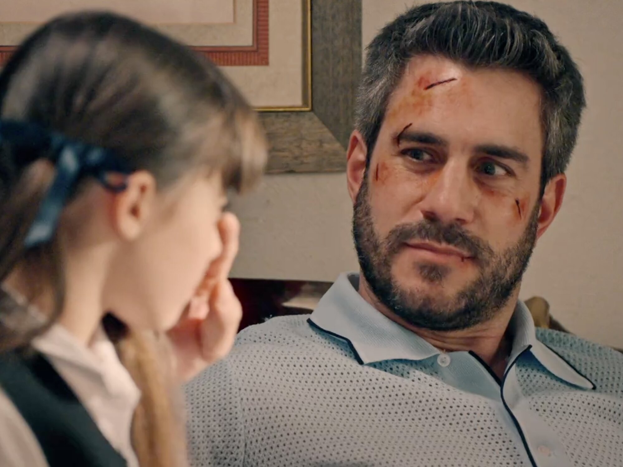 Andrés hablando con Julia en 'Sueños de libertad'