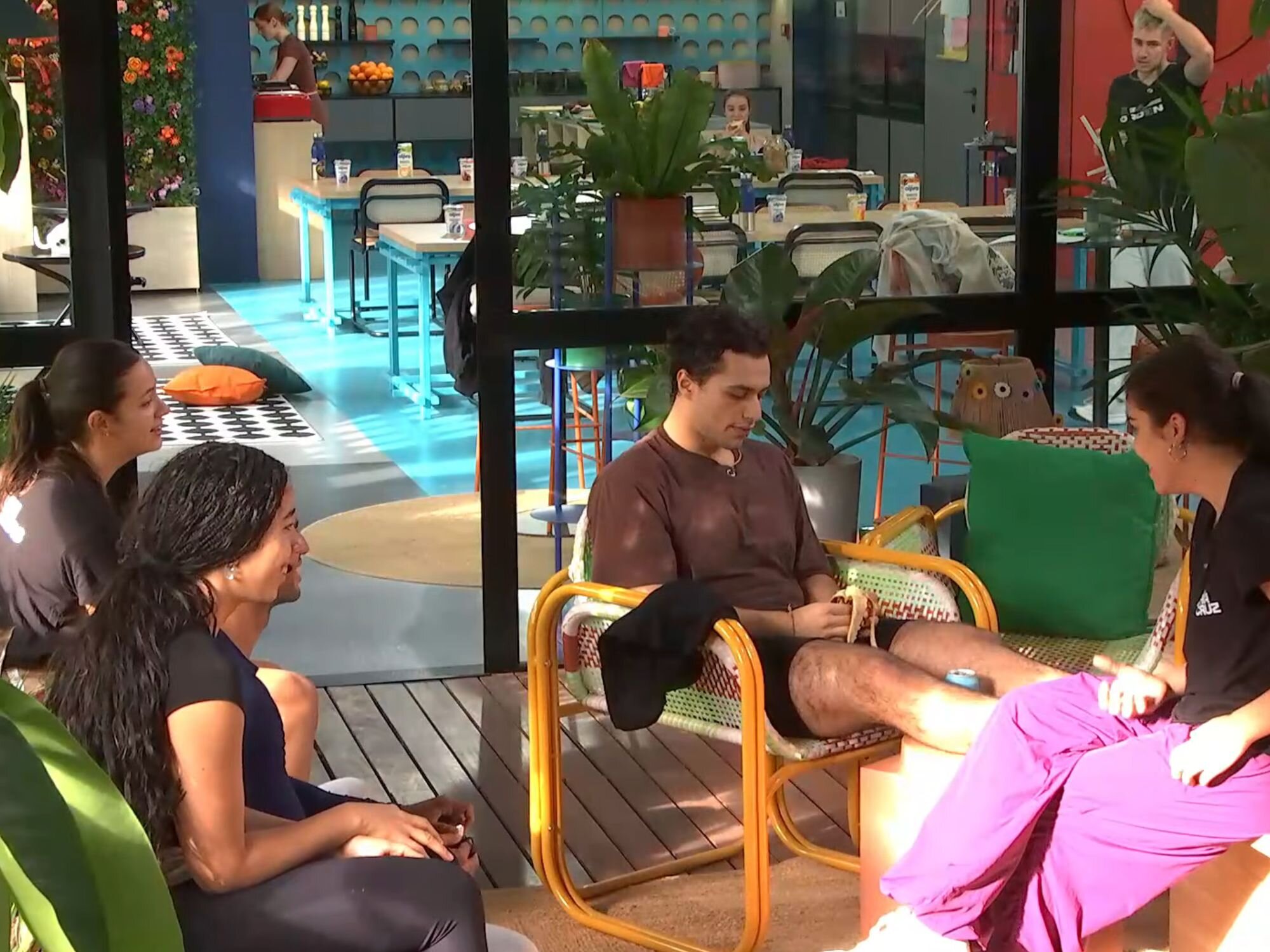 Tinho en la terraza junto a sus compañeros de 'OT 2025'