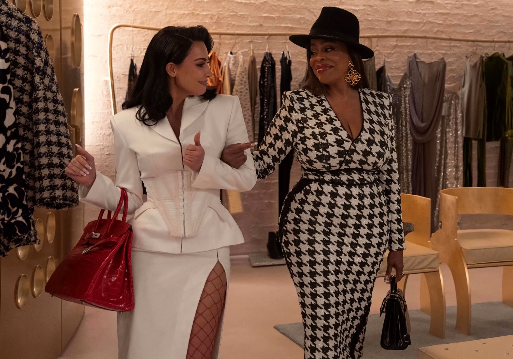 Niecy Nash-Betts y Kim Kardashian en 'Todas las de la ley'
