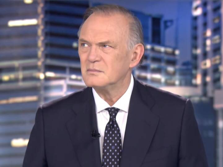 Pedro Piqueras en una de las transiciones entre 'Sálvame' e 'Informativos Telecinco'