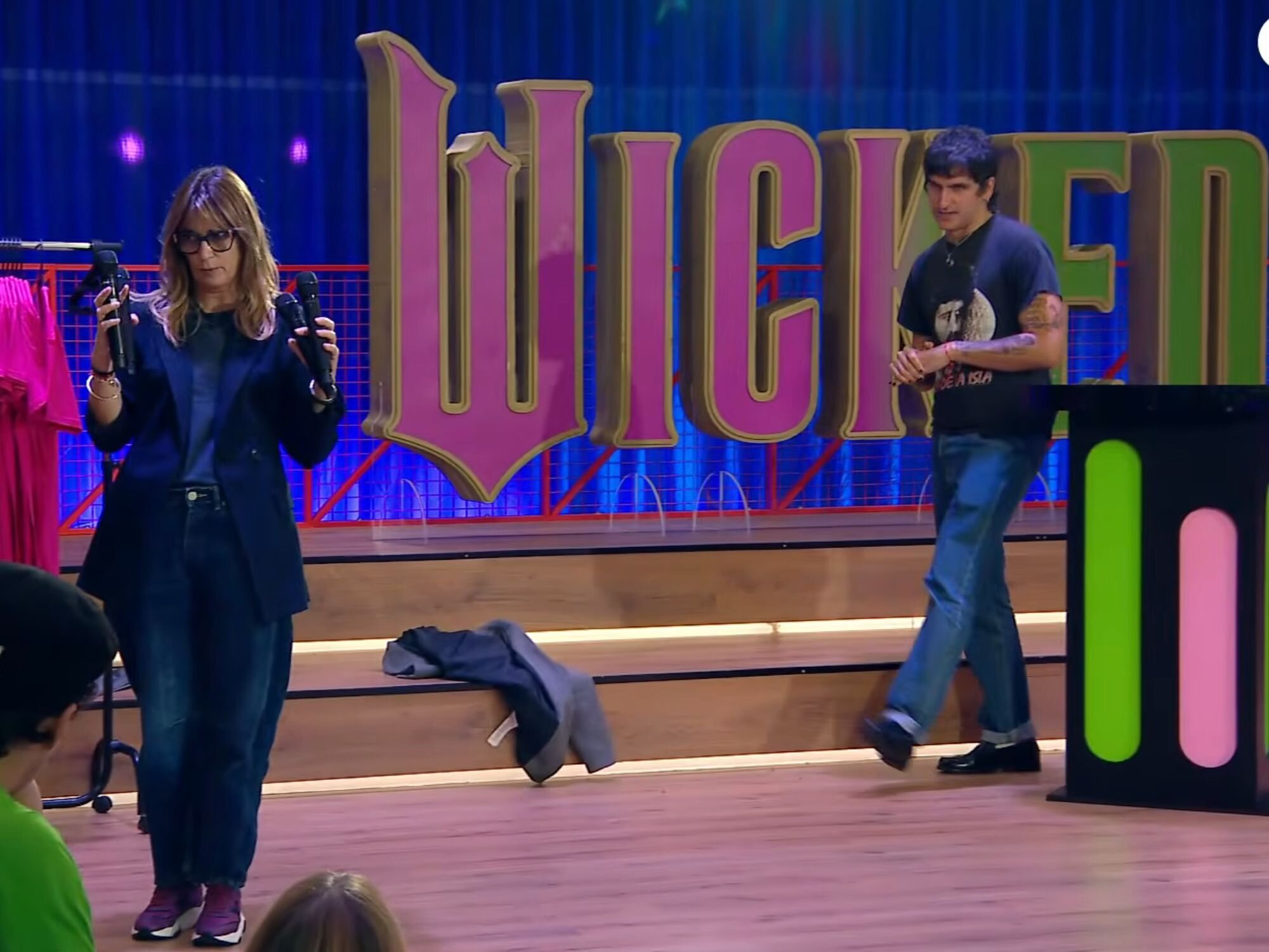 Noemí Galera y La Dani explicando un juego en su noche de temática 'Wicked' en 'OT 2025'