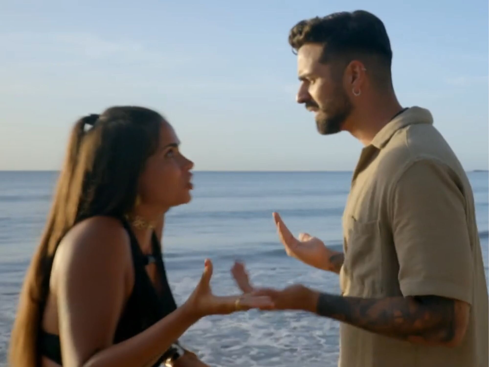 Nieves y Lorenzo discutiendo y saltándose las normas de 'La isla de las tentaciones'