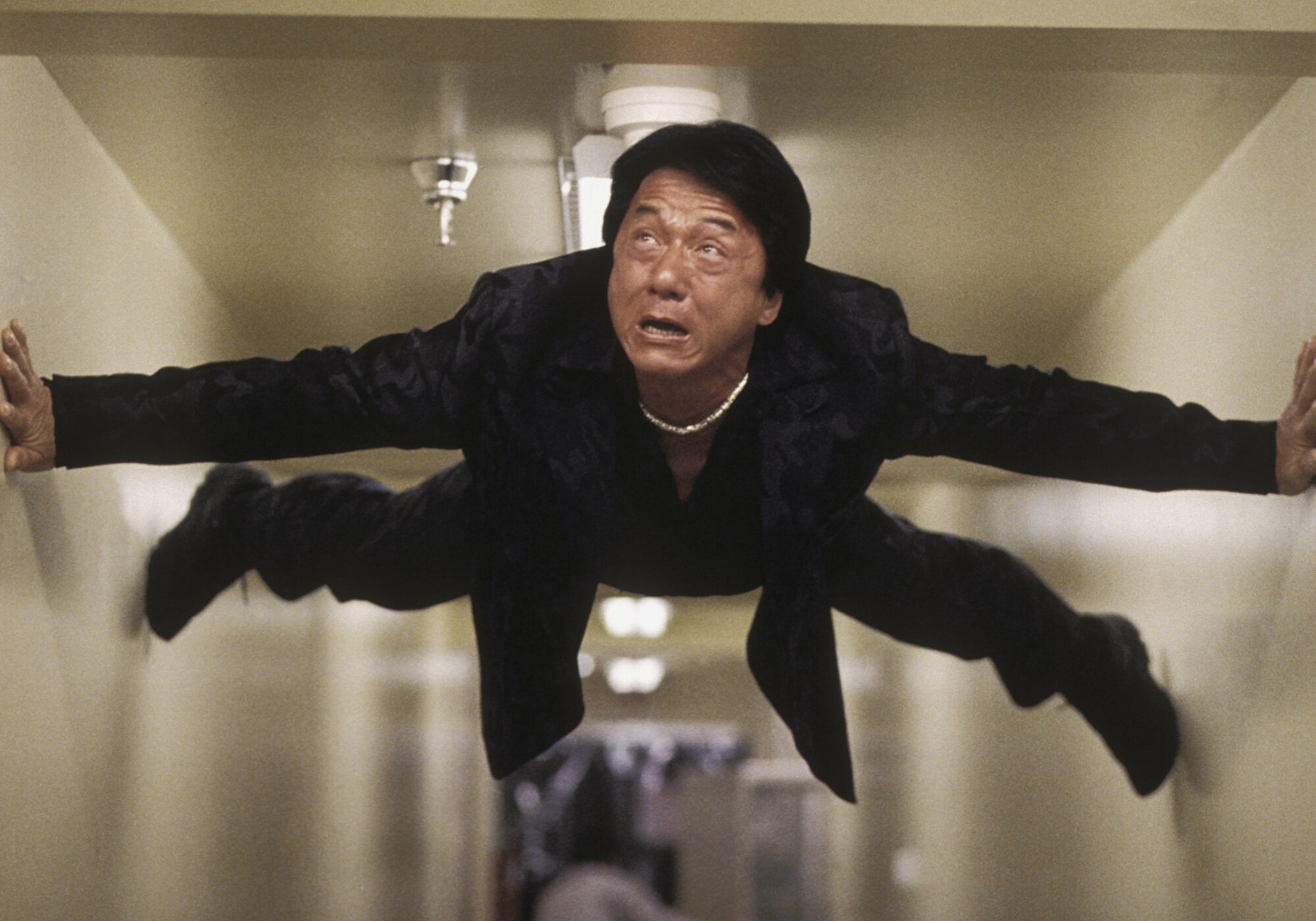 Jackie Chan en una de las escenas de acción de 'Hora punta 2'