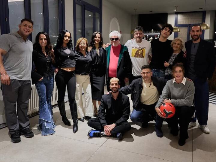 Rosalía, David Broncano y Jorge Ponce junto a los protagonistas del "sketch" de 'La revuelta'