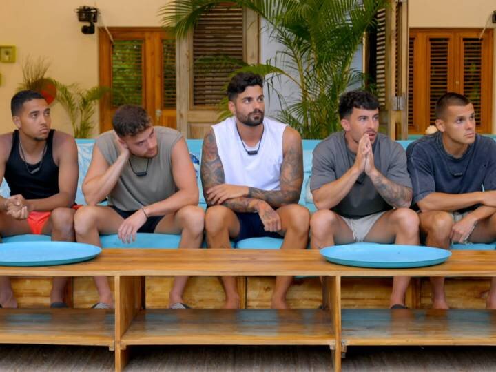 Los chicos de 'La isla de las tentaciones 9' durante la votación para expulsar a una pareja