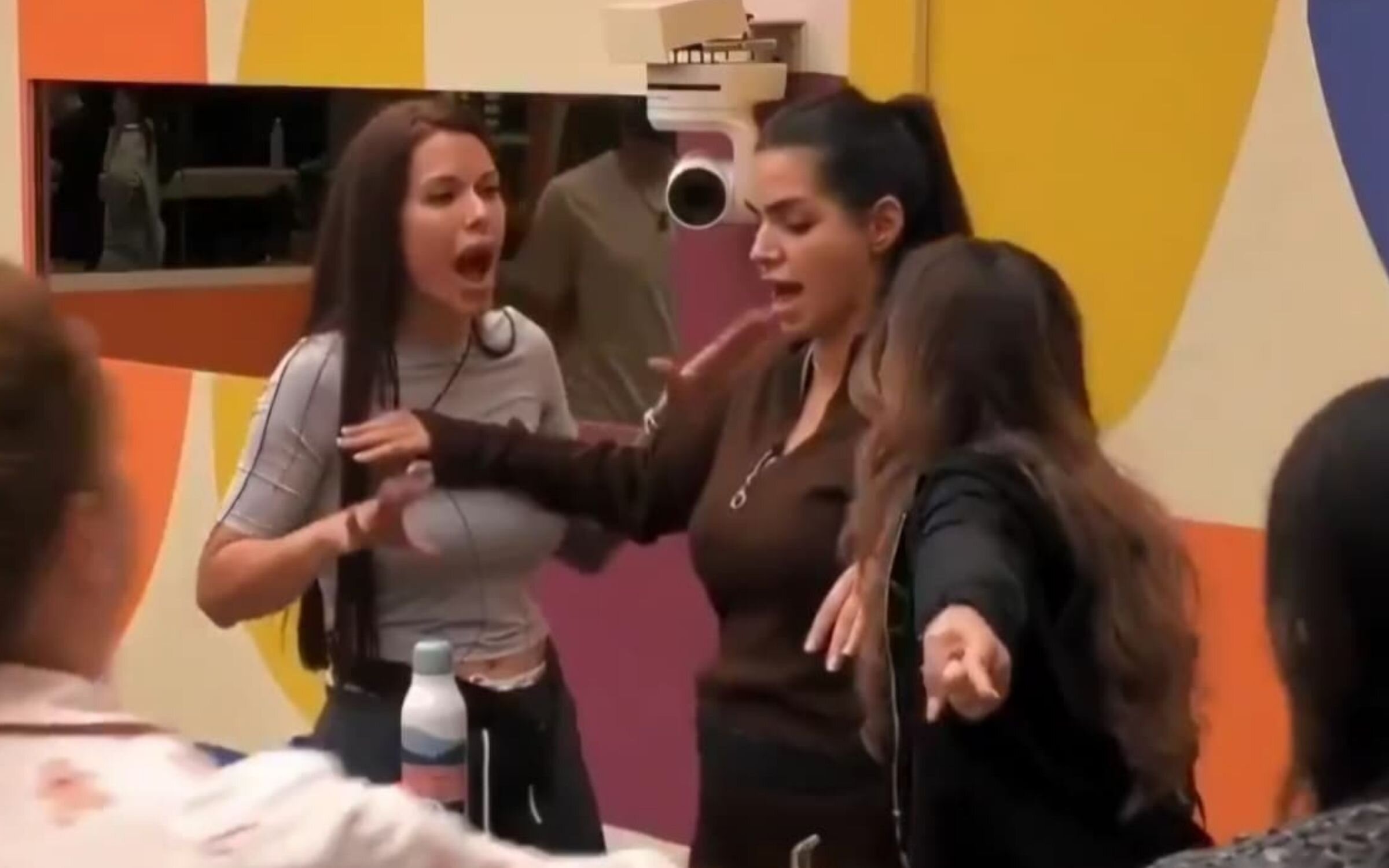 Desirée separa a Patricia y Aroa durante la bronca en 'Gran Hermano 20'