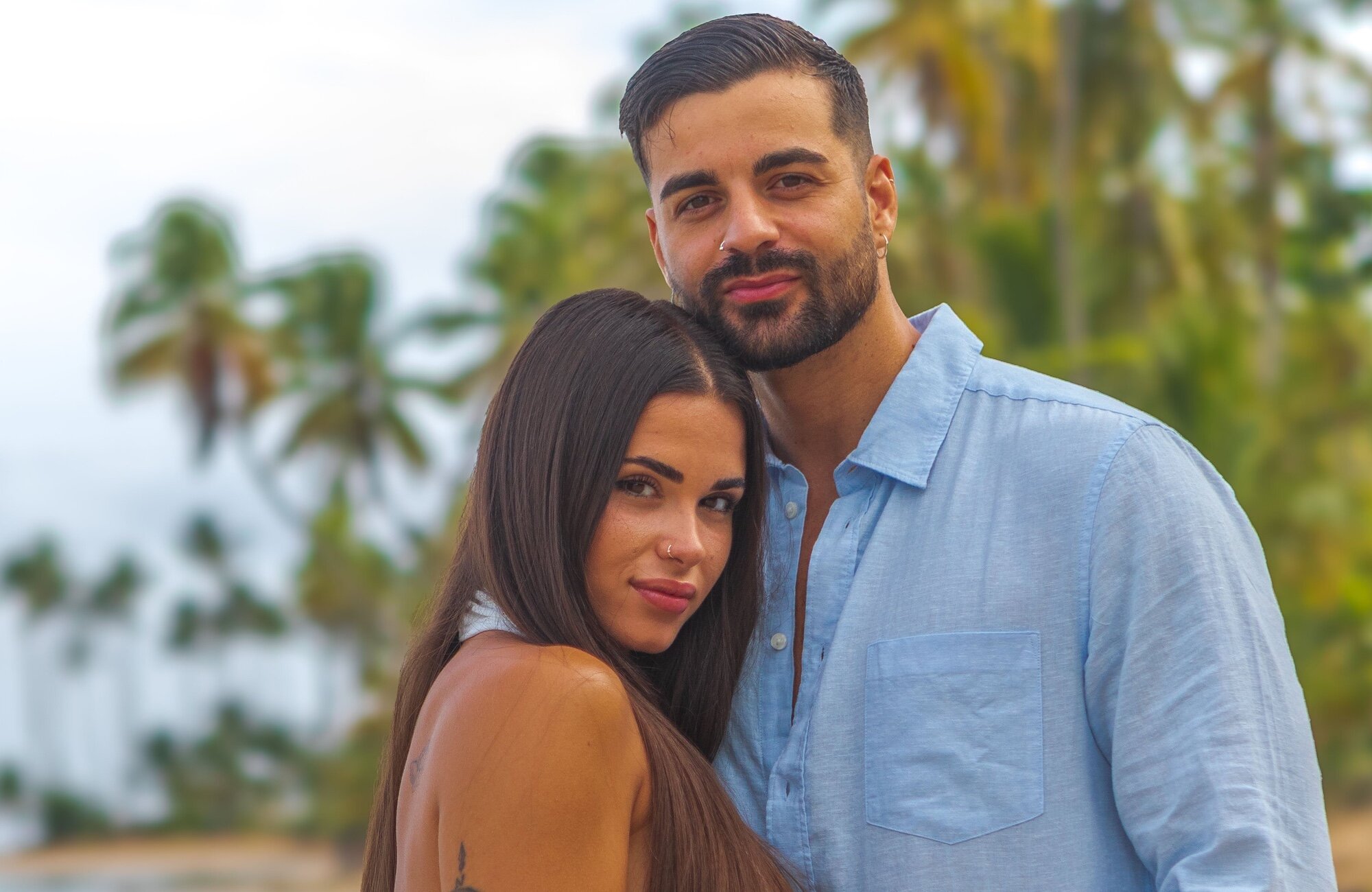 Nieves y Lorenzo en su foto promocional de 'La isla de las tentaciones 9'