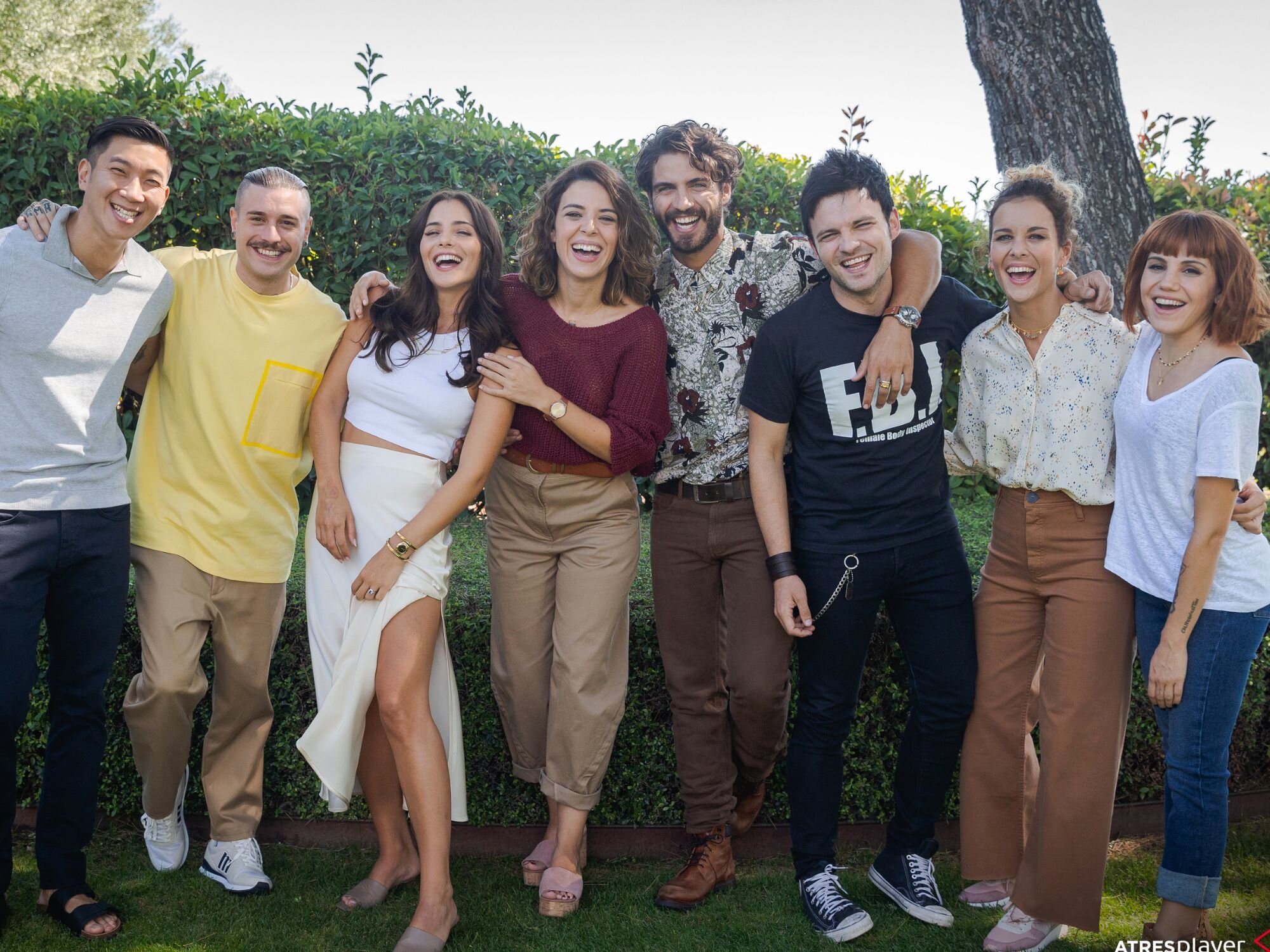 Maxi Iglesias junto a Angy Fernández y el resto de compañeros de 'Física o Química: el reencuentro'