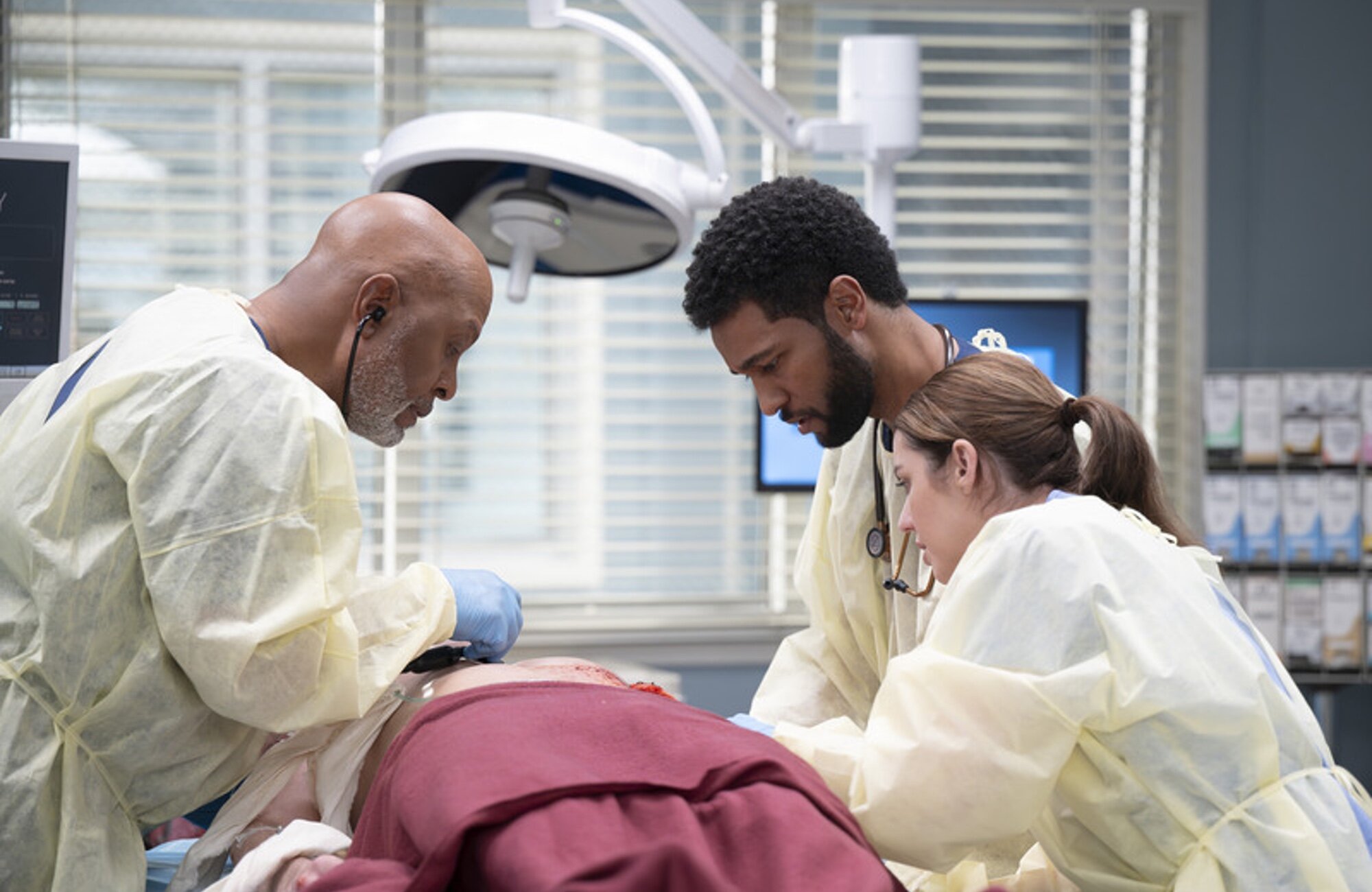 James Pickens Jr. junto a otros compañeros de 'Anatomía de Grey' en una escena