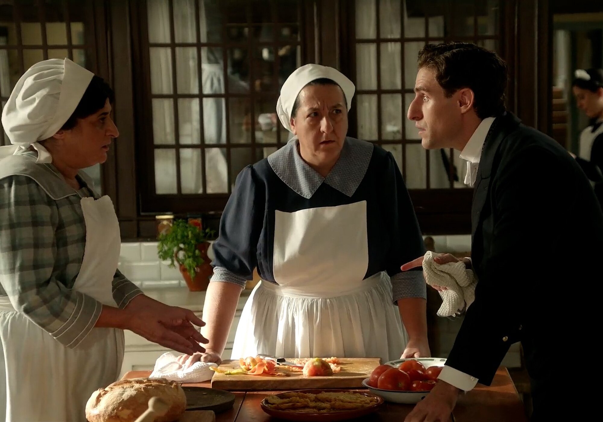 Las cocineras y Lope siguen investigando a Madame Cocotte en &#39;La promesa&#39;