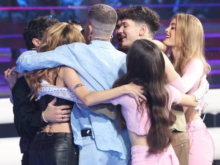 Los concursantes de 'OT 2025' abrazan a Lucía Casani en su despedida en la gala 9