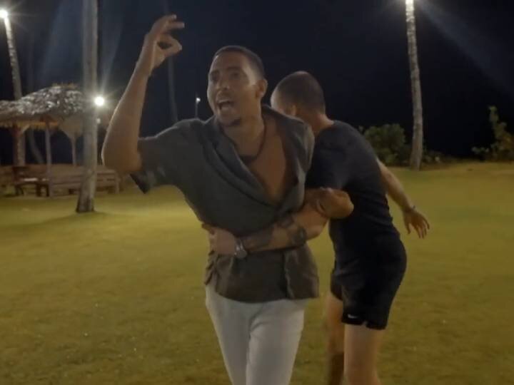 Un miembro del equipo de 'La isla de las tentaciones 9' detiene a Gilbert mientras increpa a Claudia