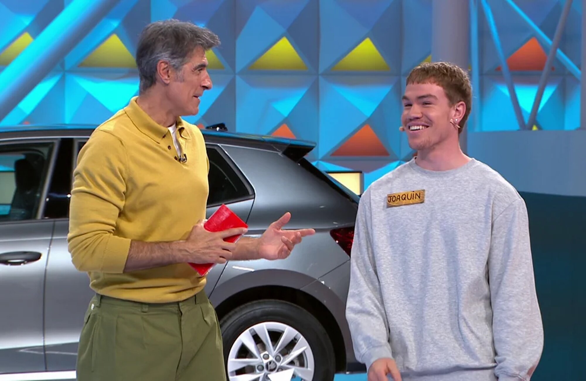 Jorge Fernández junto a un concursante de 'La ruleta de la suerte'