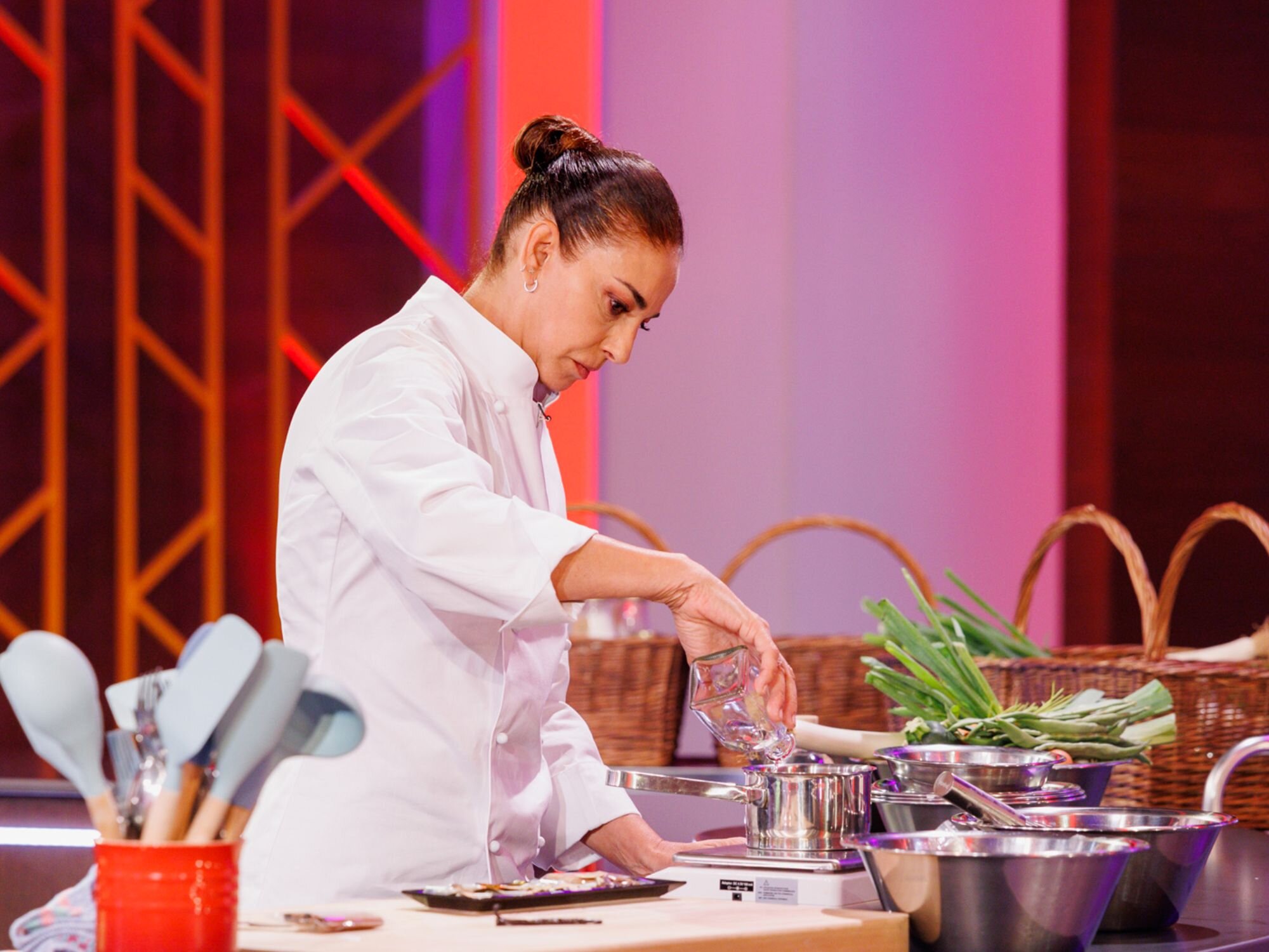 Mariló Montero cocinando durante la final de 'MasterChef Celebrity 10'