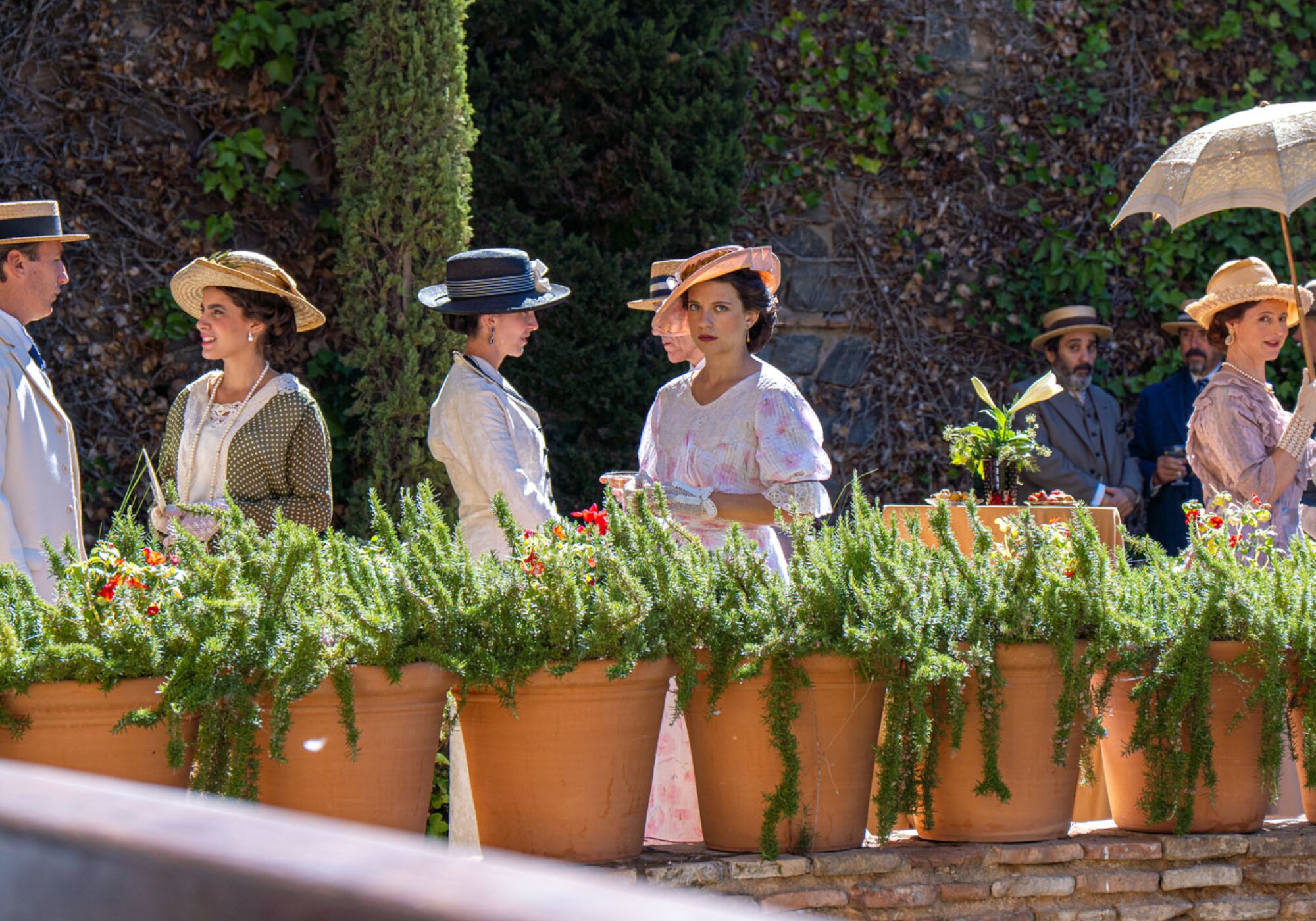 Martina observa desde la distancia en 'La promesa'