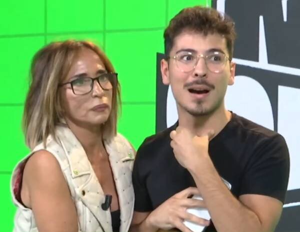 María Patiño y Arnau Martínez, sorprendidos al conocer el despido de Alessandro Lequio en 'No somos nadie'