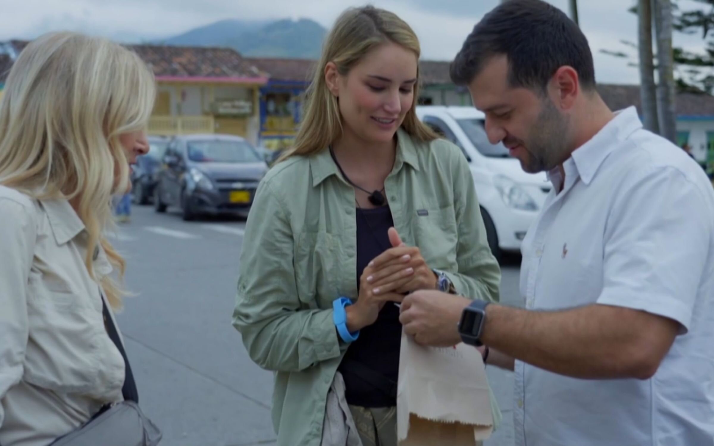 Cristina Cifuentes junto a Alba Carrillo junto a Santiago, el nuevo amor de la modelo en 'Hasta el fin del mundo'