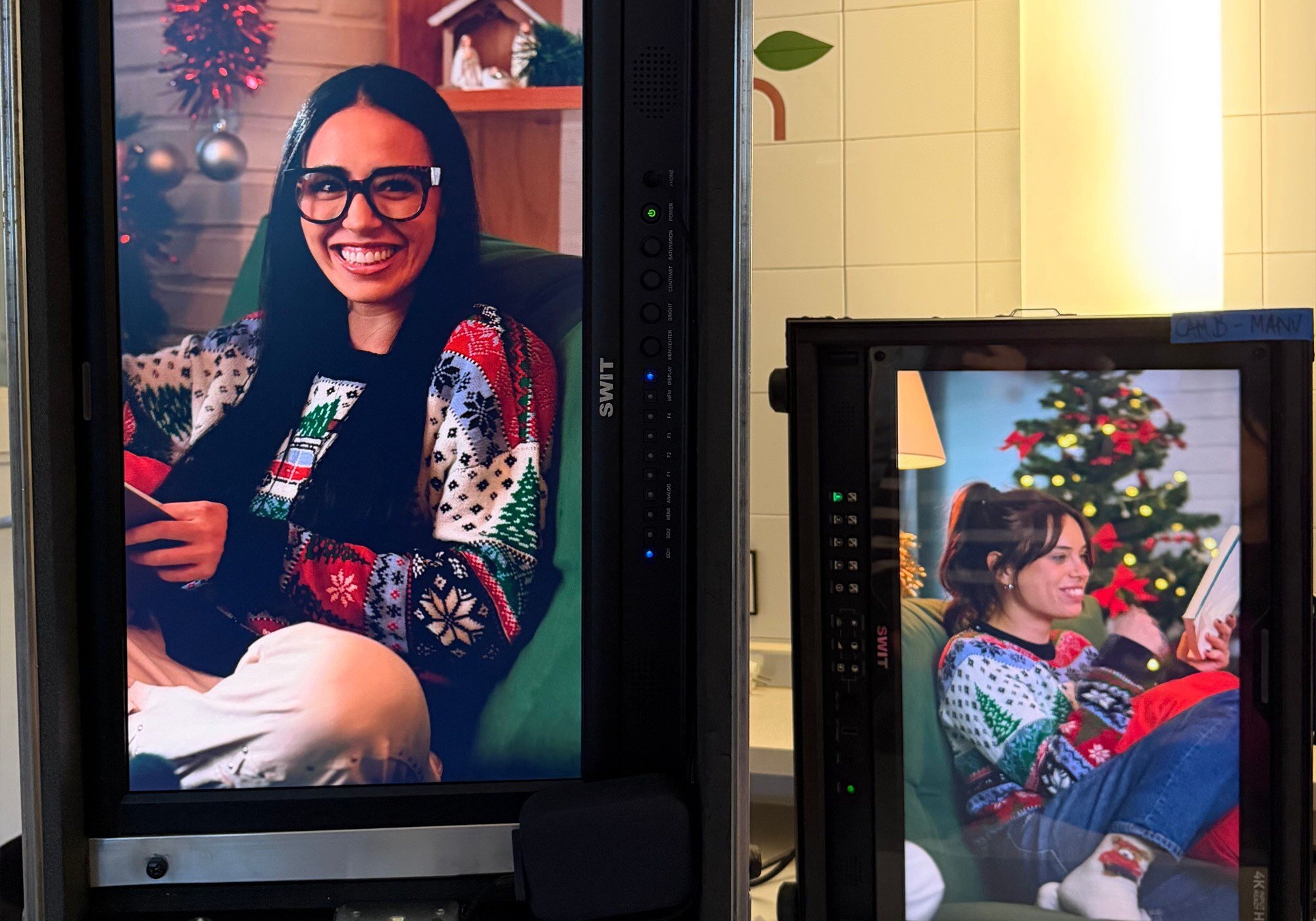 Monitores durante el rodaje de 'Una novia por Navidad'