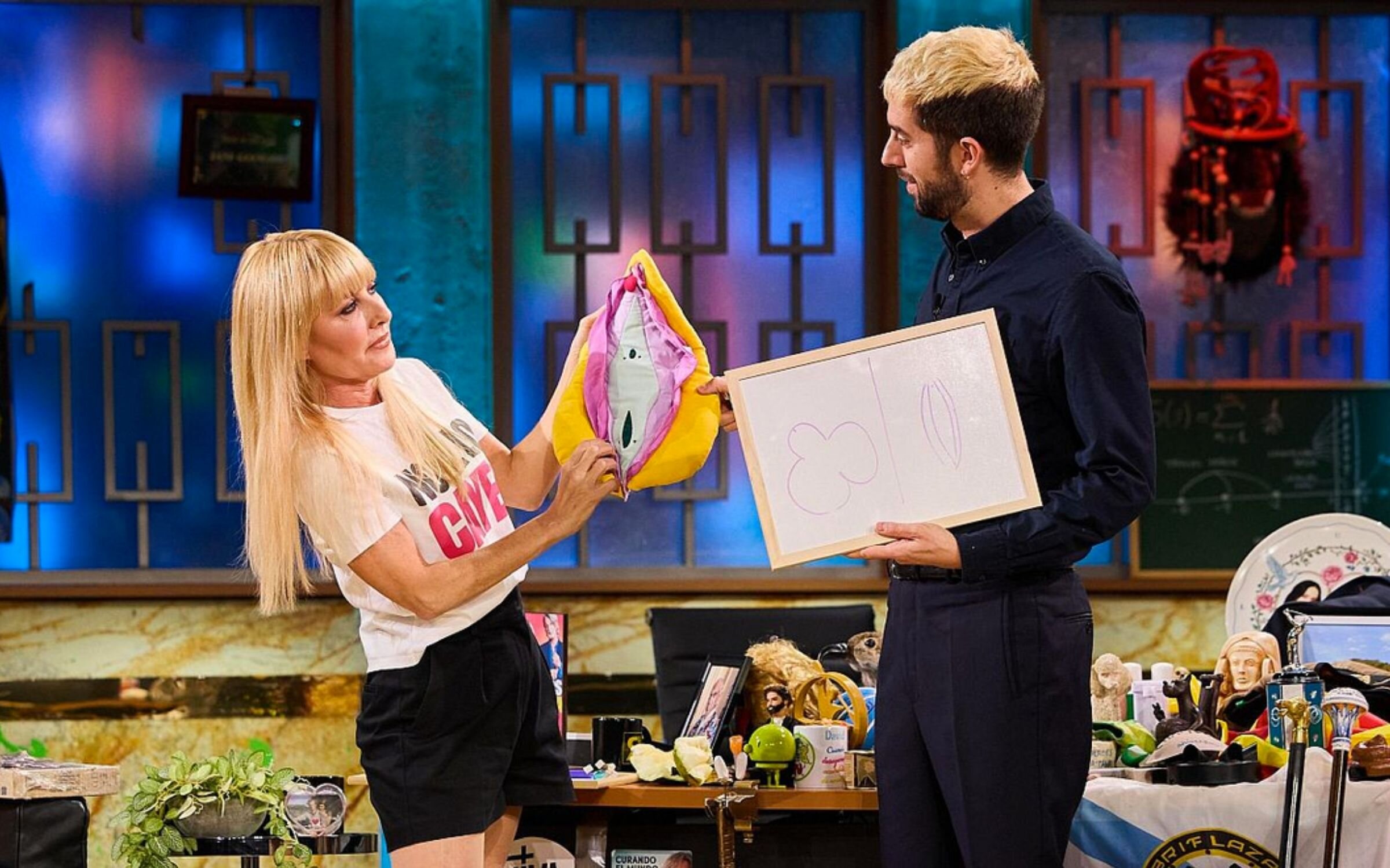 Cayetana Guillén Cuervo junto a Broncano en su entrevista en 'La revuelta'