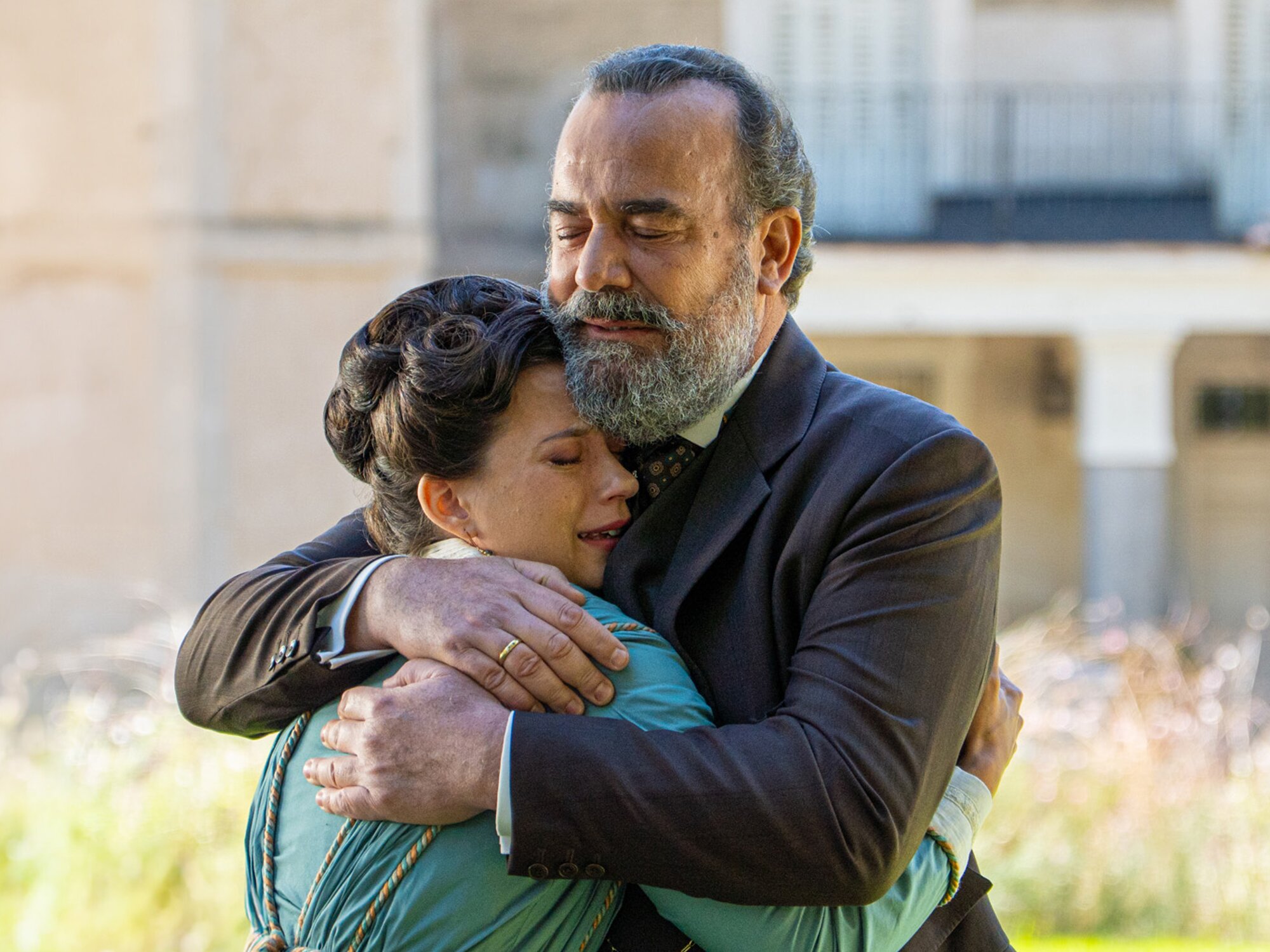 Martina abrazando a Alonso en 'La promesa'