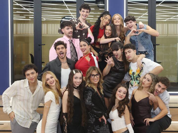 Los dieciséis concursantes de 'OT 2025' con Noemí Galera