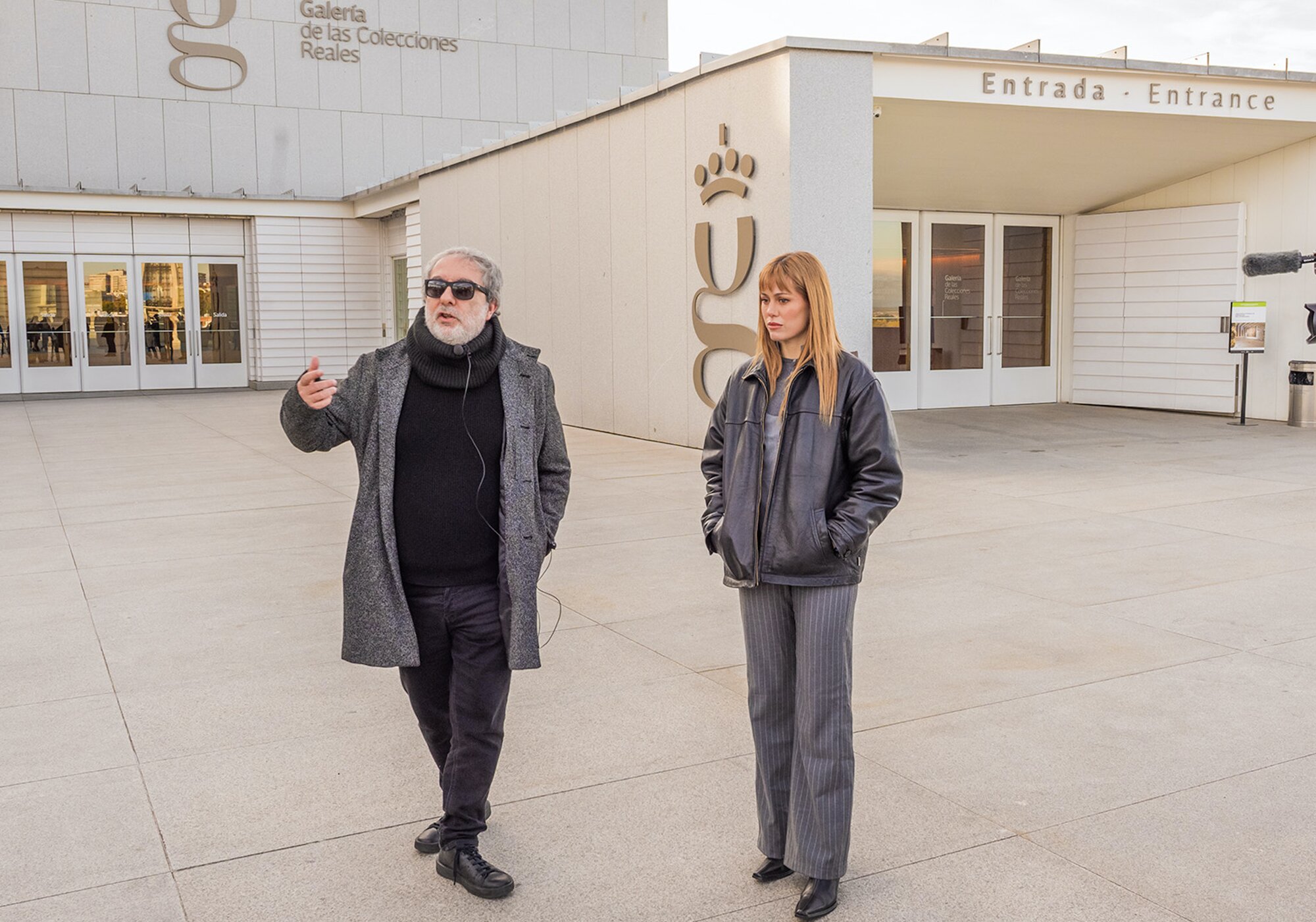 Javier Olivares y Kimberley Tell ante la Galería de las Colecciones Reales