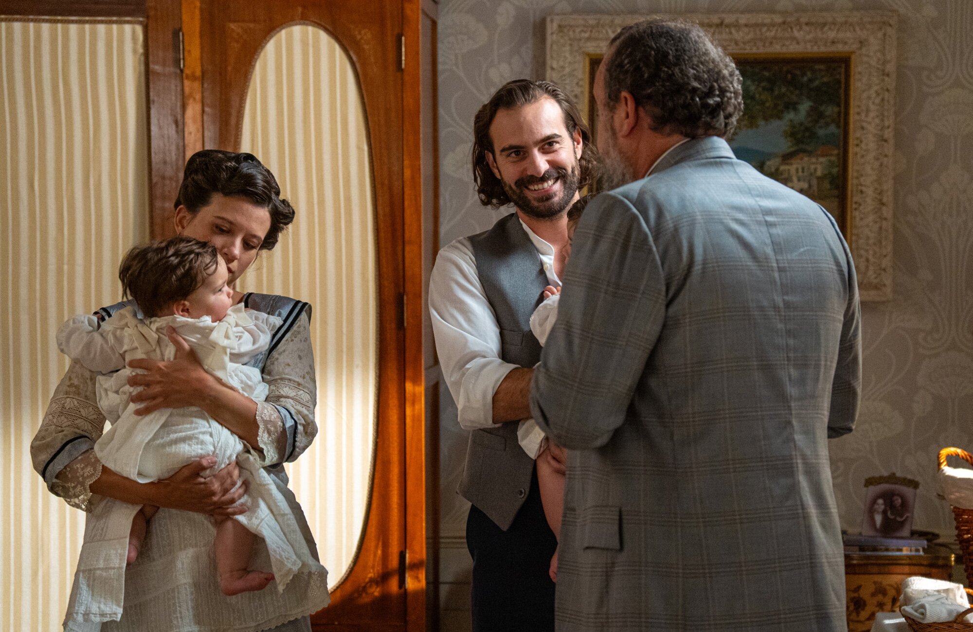 Martina coge a uno de los bebés junto a Adriano y Alonso en 'La promesa'