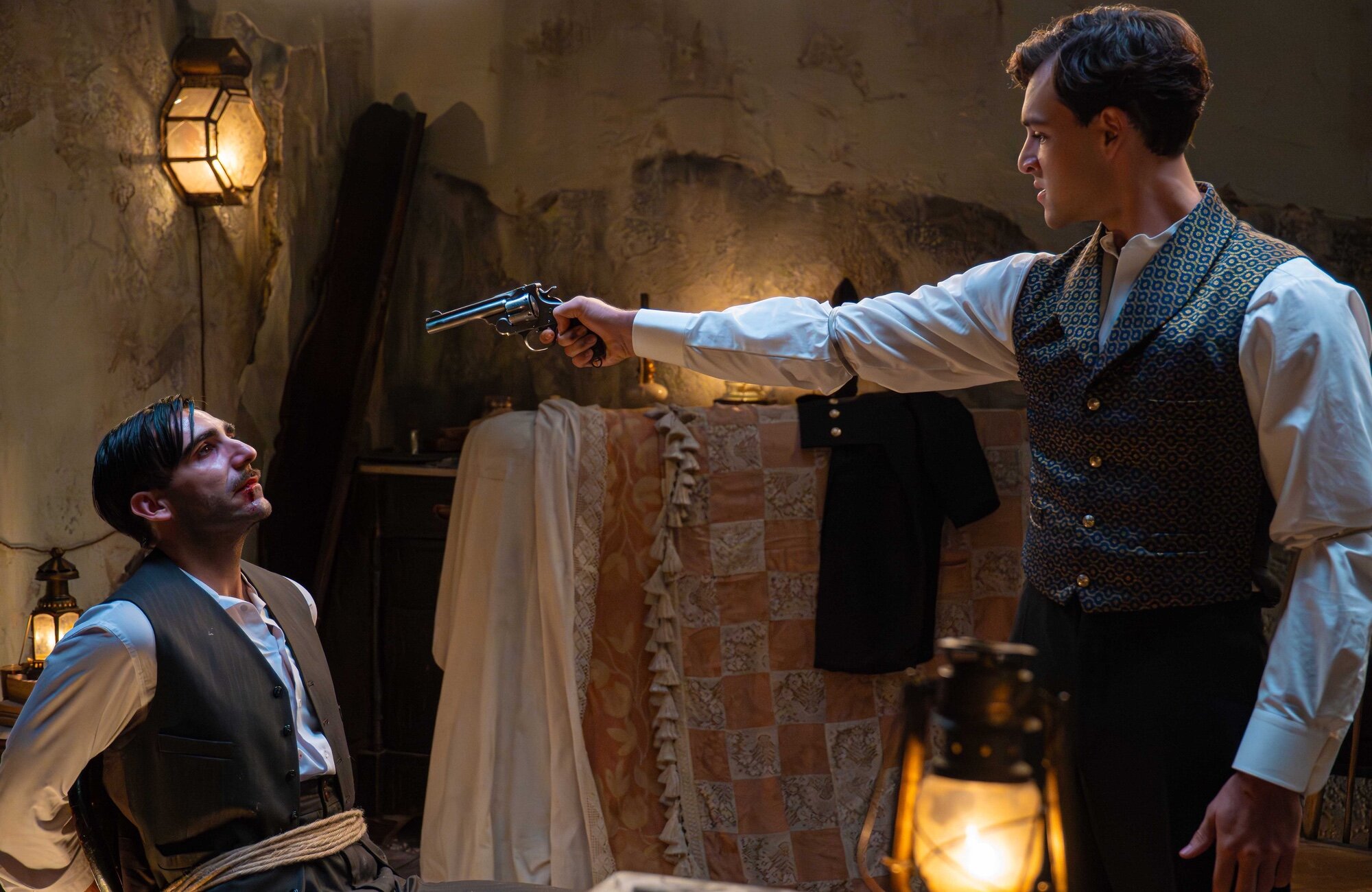 Curro apunta con una pistola a Lorenzo en 'La promesa'