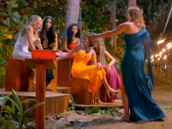 Sandra Barneda se acerca para atender a Almudena en 'La isla de las tentaciones 9'